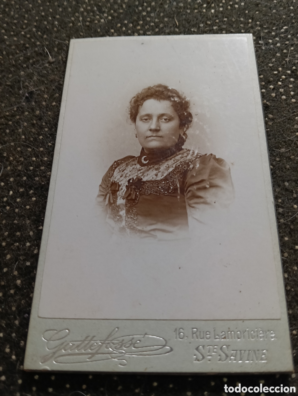 Fotograf&iacute;a antigua: 1880-1900 Fotograf&iacute;a de una Se&ntilde;ora posando para la ocasi&oacute;n, en cart&oacute;n mide 10,5 x 6,5 cm. aprox.