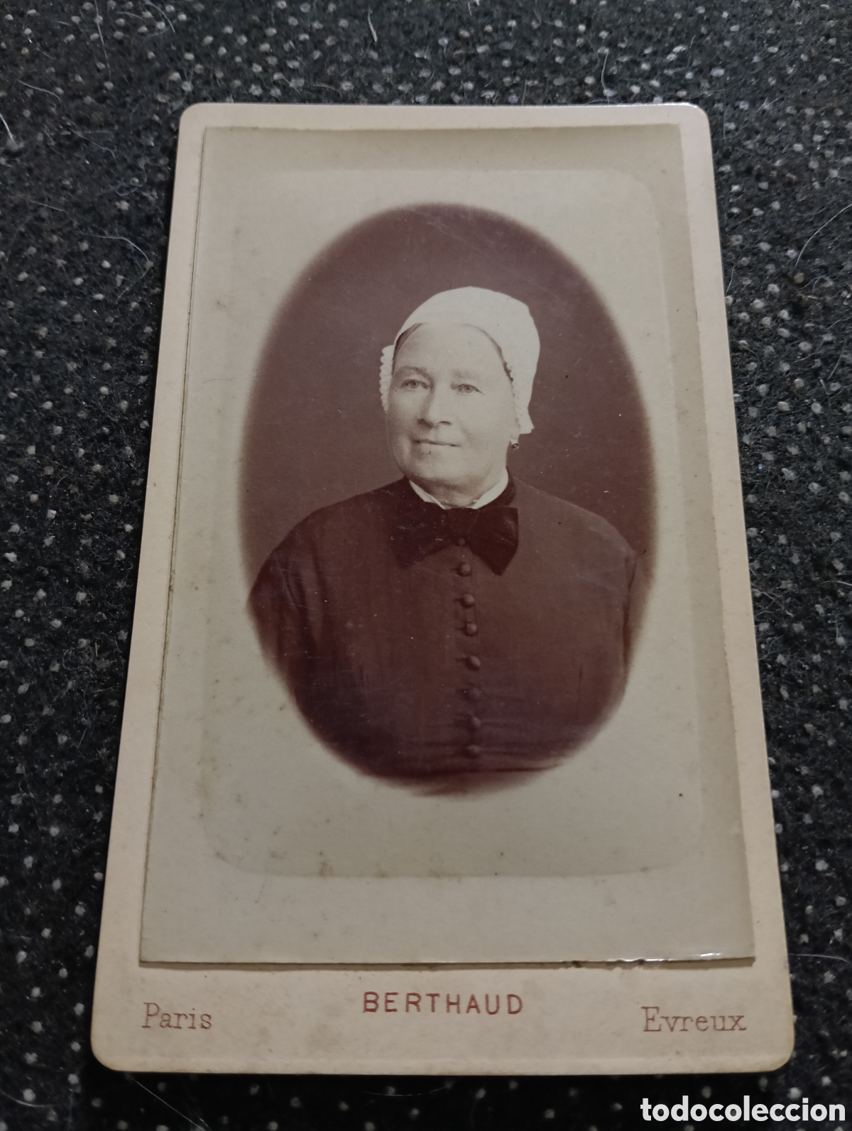 Fotograf&iacute;a antigua: 1880-1900 Fotograf&iacute;a de una Se&ntilde;ora posando para la ocasi&oacute;n, en cart&oacute;n mide 10,5 x 6,5 cm. aprox.