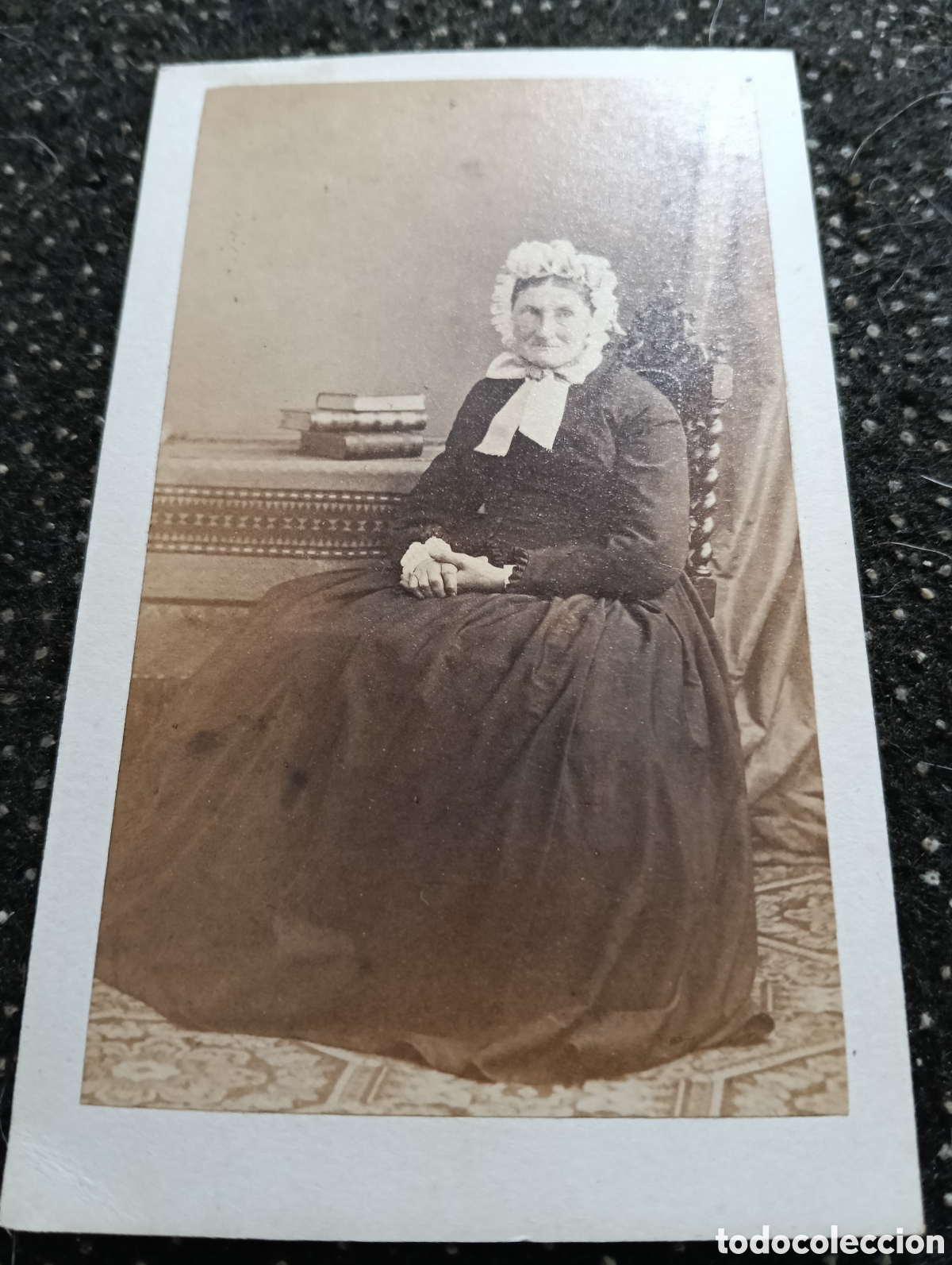 Fotograf&iacute;a antigua: 1880-1900 Fotograf&iacute;a de una Se&ntilde;ora posando para la ocasi&oacute;n, en cart&oacute;n mide 10,5 x 6,5 cm. aprox.