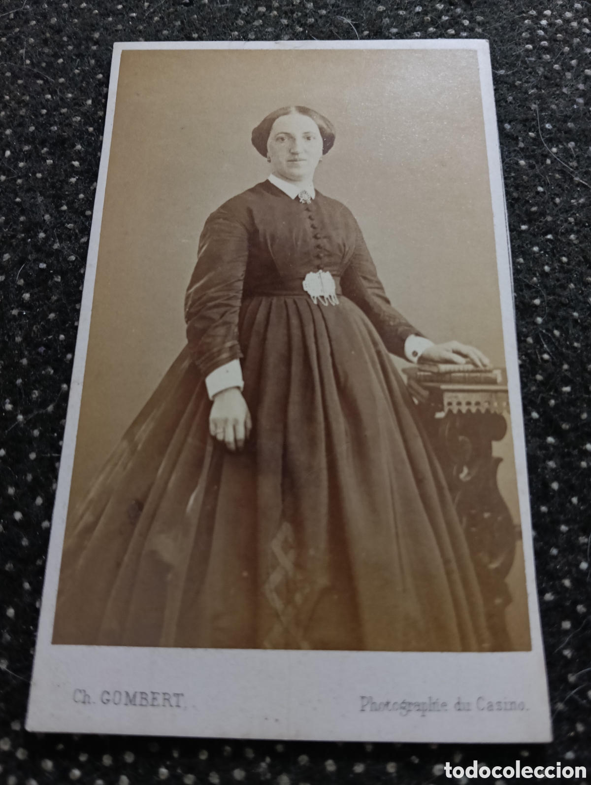 Fotograf&iacute;a antigua: 1880-1900 Fotograf&iacute;a de una Se&ntilde;ora posando para la ocasi&oacute;n, en cart&oacute;n mide 10,5 x 6,5 cm. aprox.