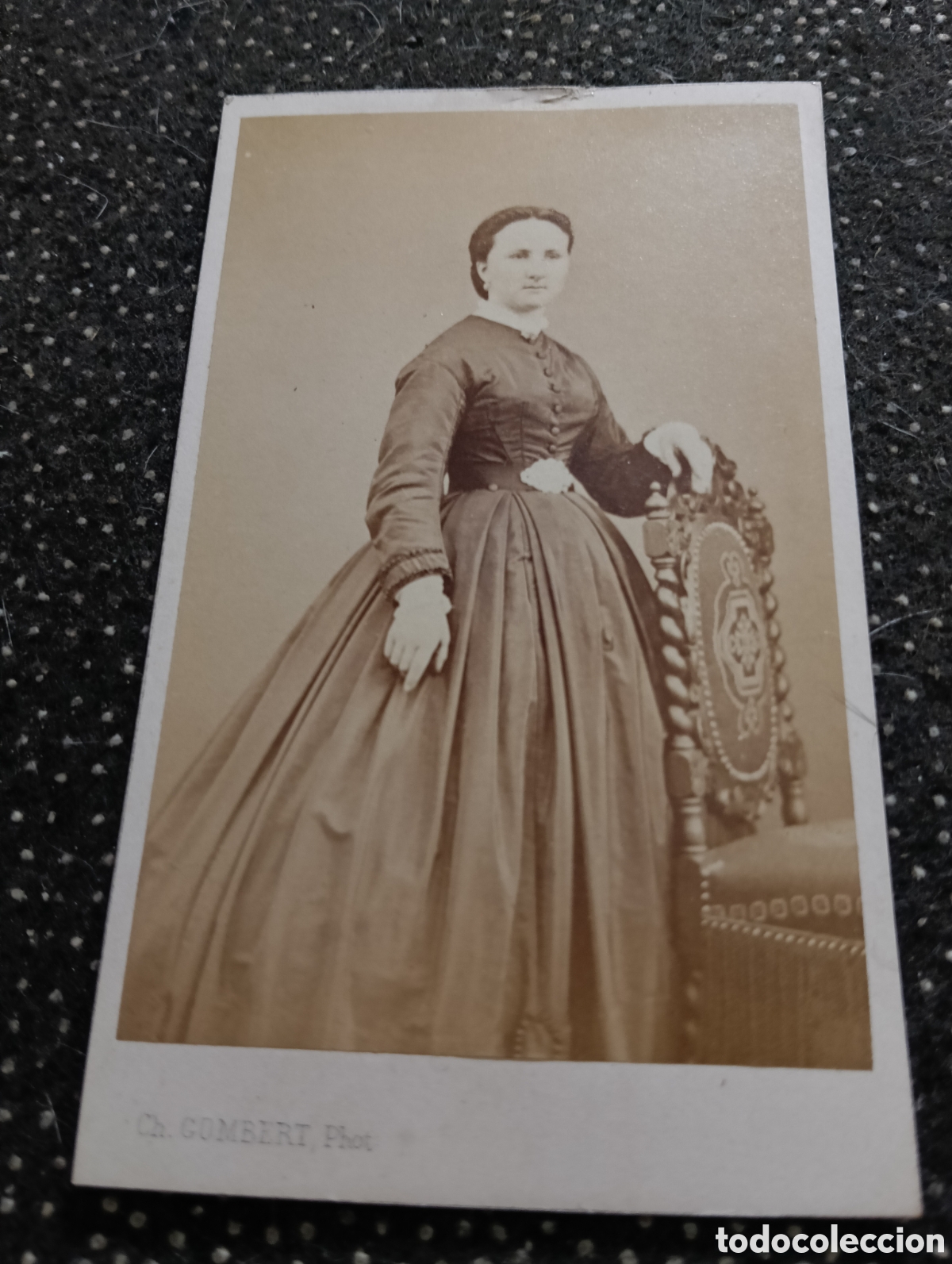 Fotograf&iacute;a antigua: 1880-1900 Fotograf&iacute;a de una Se&ntilde;ora posando para la ocasi&oacute;n, en cart&oacute;n mide 10,5 x 6,5 cm. aprox.