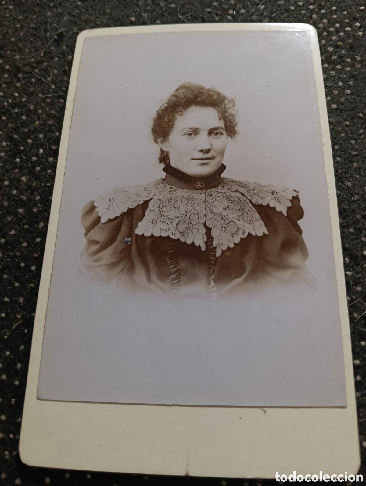 Fotograf&iacute;a antigua: 1880-1900 Fotograf&iacute;a de una Se&ntilde;ora posando para la ocasi&oacute;n, en cart&oacute;n mide 10,5 x 6,5 cm. aprox.