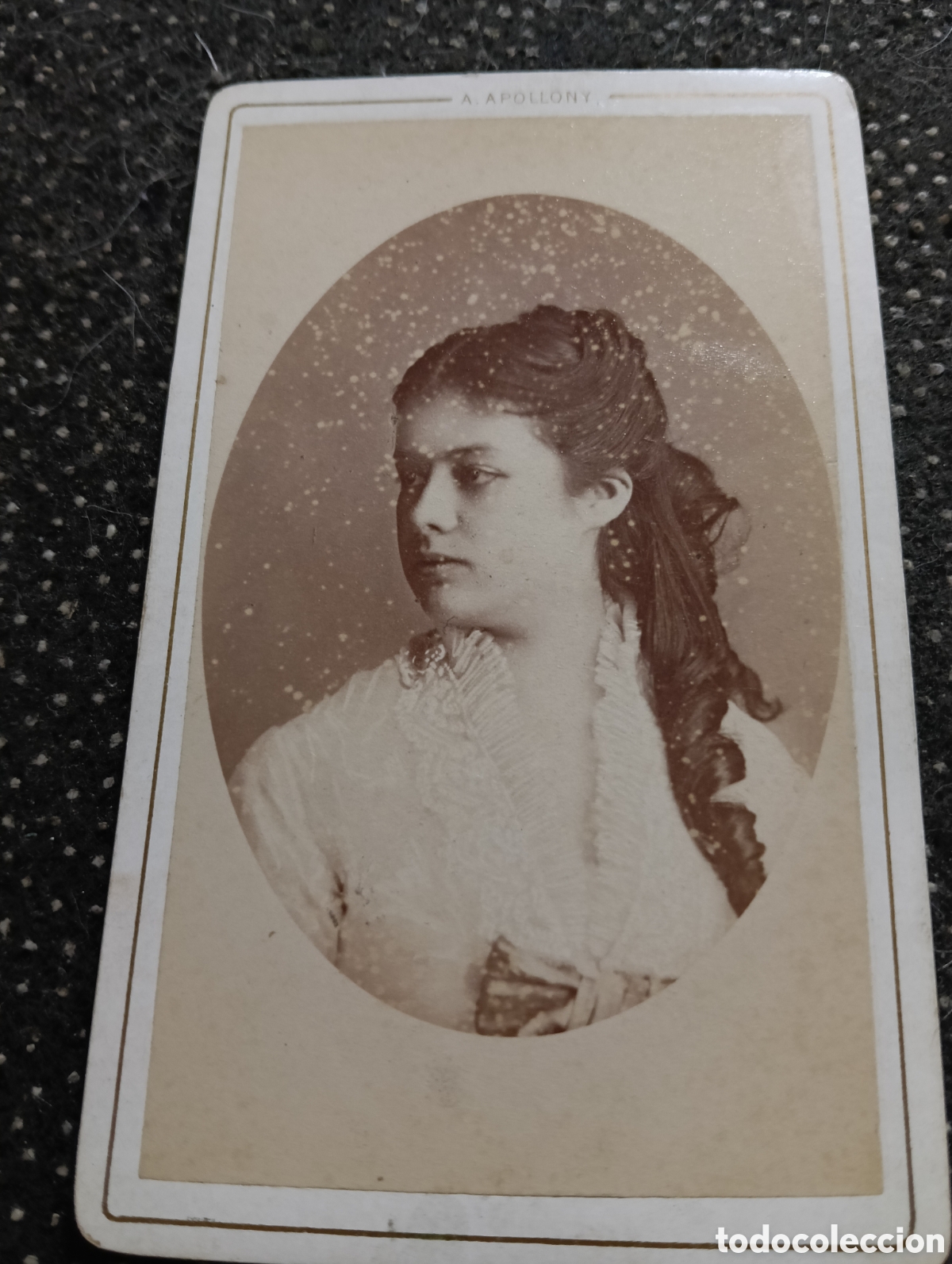 Fotograf&iacute;a antigua: 1880-1900 Fotograf&iacute;a de una Se&ntilde;ora posando para la ocasi&oacute;n, en cart&oacute;n mide 10,5 x 6,5 cm. aprox.