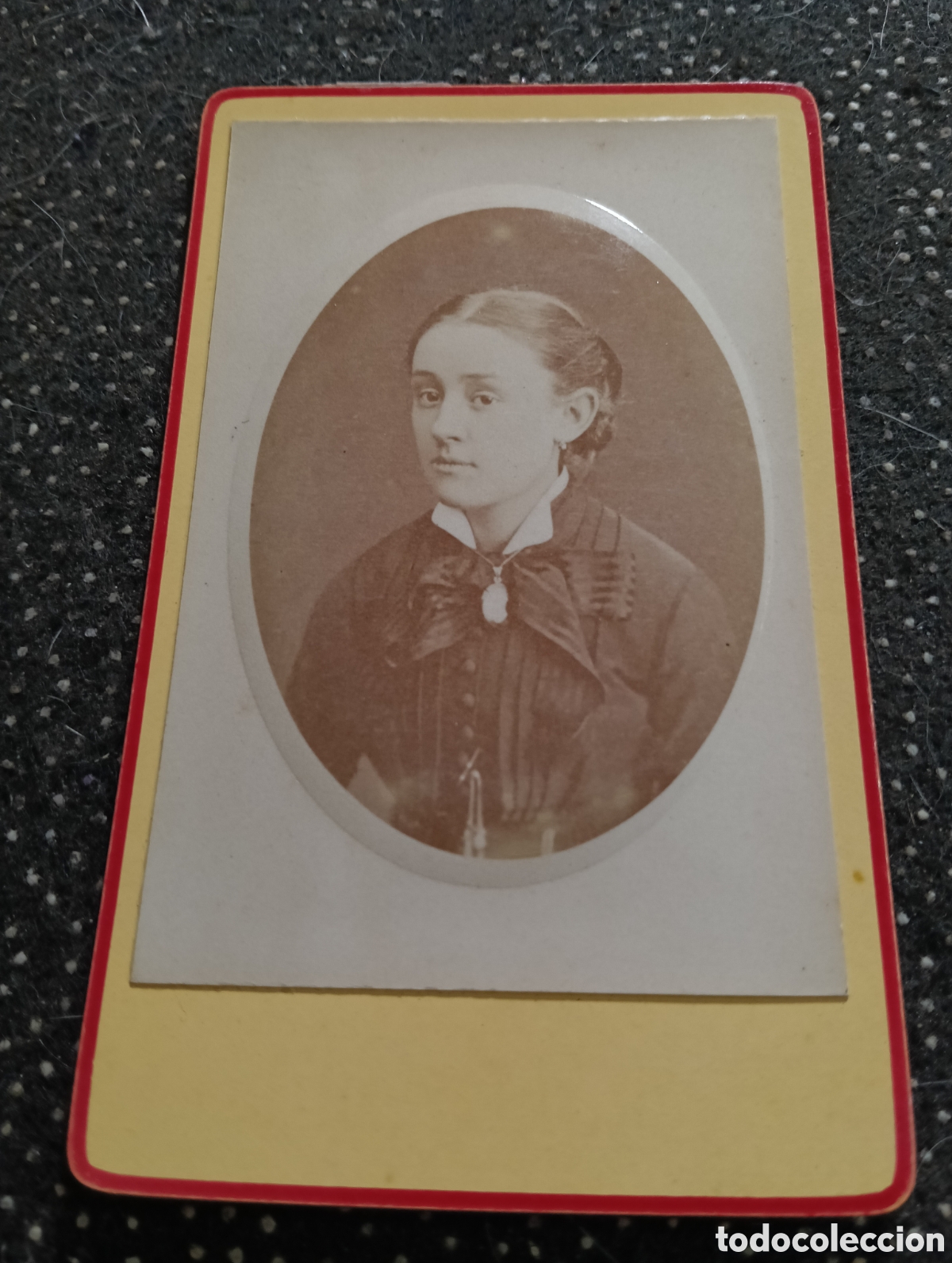 Fotograf&iacute;a antigua: 1880-1900 Fotograf&iacute;a de una Se&ntilde;ora posando para la ocasi&oacute;n, en cart&oacute;n mide 10,5 x 6,5 cm. aprox.