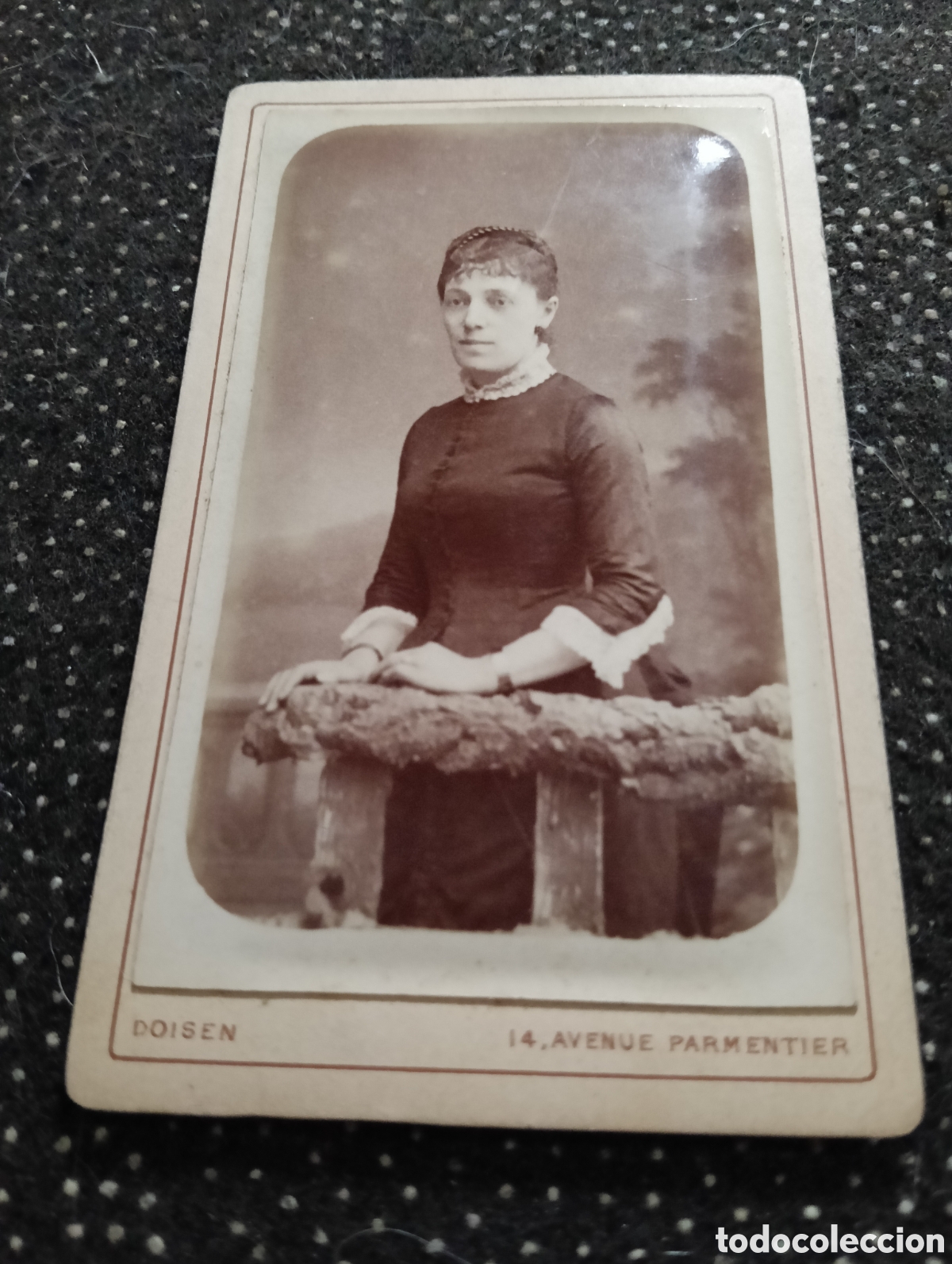 Fotograf&iacute;a antigua: 1880-1900 Fotograf&iacute;a de una Se&ntilde;ora posando para la ocasi&oacute;n, en cart&oacute;n mide 10,5 x 6,5 cm. aprox.