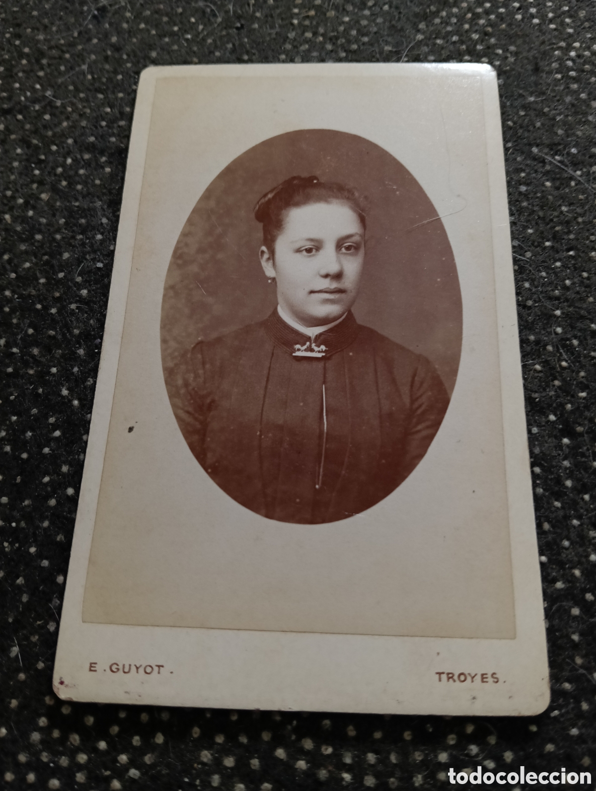 Fotograf&iacute;a antigua: 1880-1900 Fotograf&iacute;a de una Se&ntilde;ora posando para la ocasi&oacute;n, en cart&oacute;n mide 10,5 x 6,5 cm. aprox.