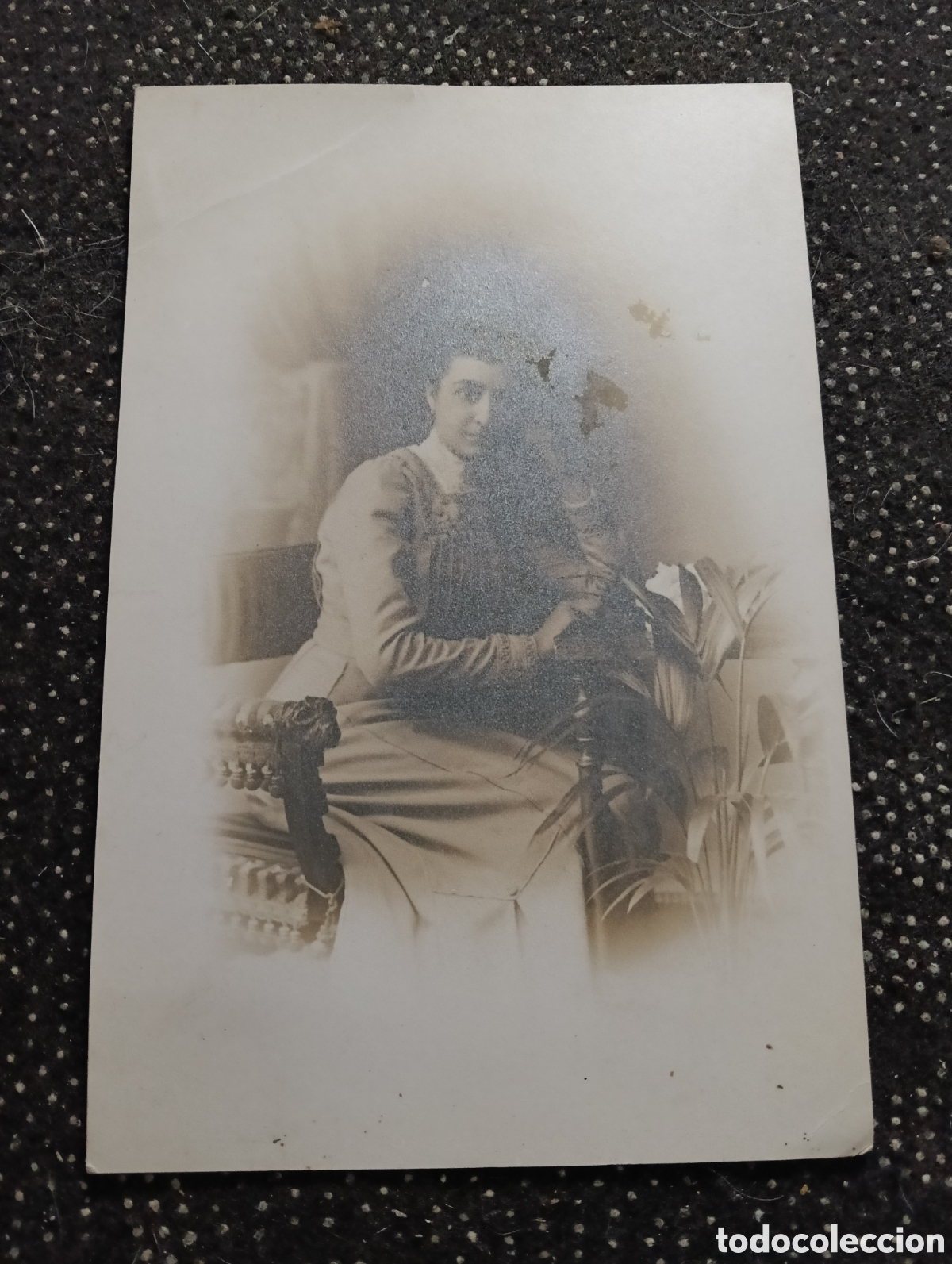 Fotograf&iacute;a antigua: 1900 Fotograf&iacute;a de una se&ntilde;orita posando para la ocasi&oacute;n