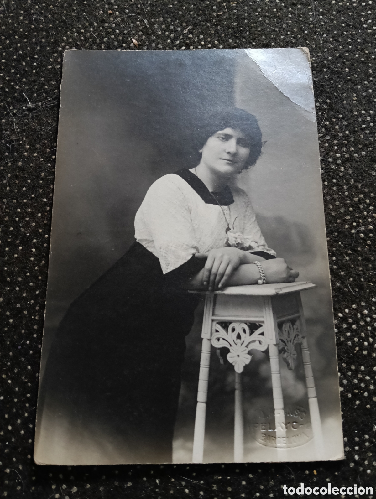 Fotograf&iacute;a antigua: 1910 aprox. Fotograf&iacute;a de una se&ntilde;ora apoyada para la ocasi&oacute;n