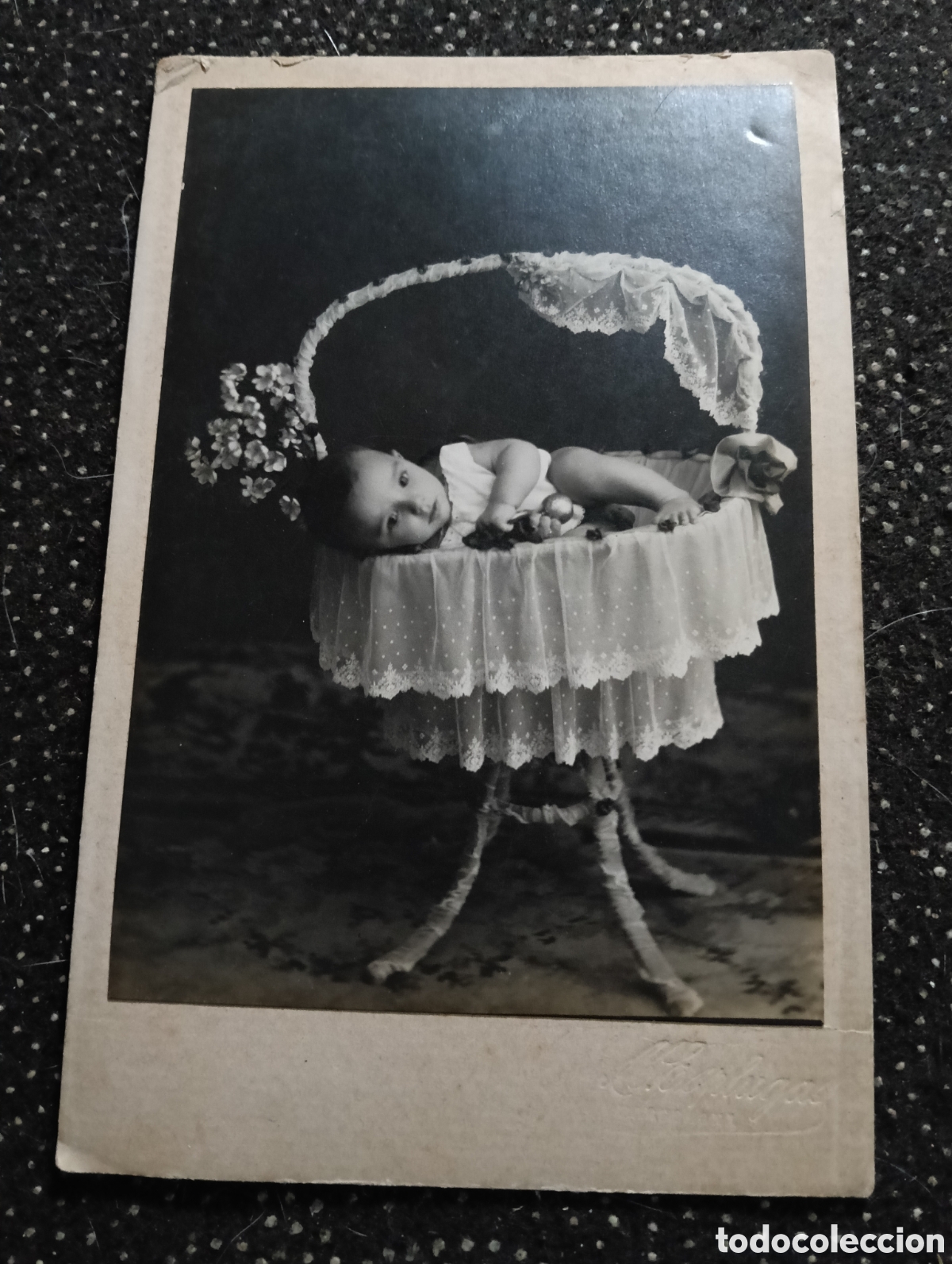 Fotograf&iacute;a antigua: 1910 aprox. Fotograf&iacute;a de una criatura de corta edad en su cuna