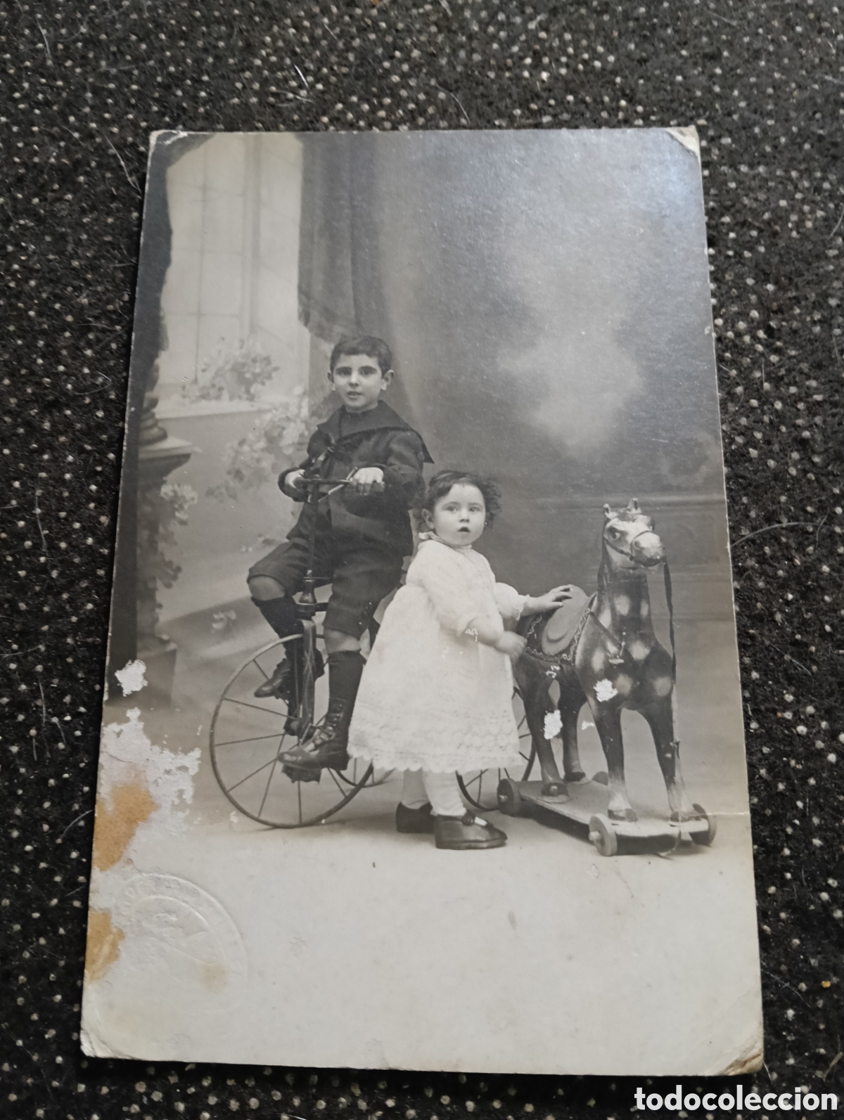 Fotograf&iacute;a antigua: 1901 fotograf&iacute;a de dos hermanos, uno con un triciclo y ella con un caballo.