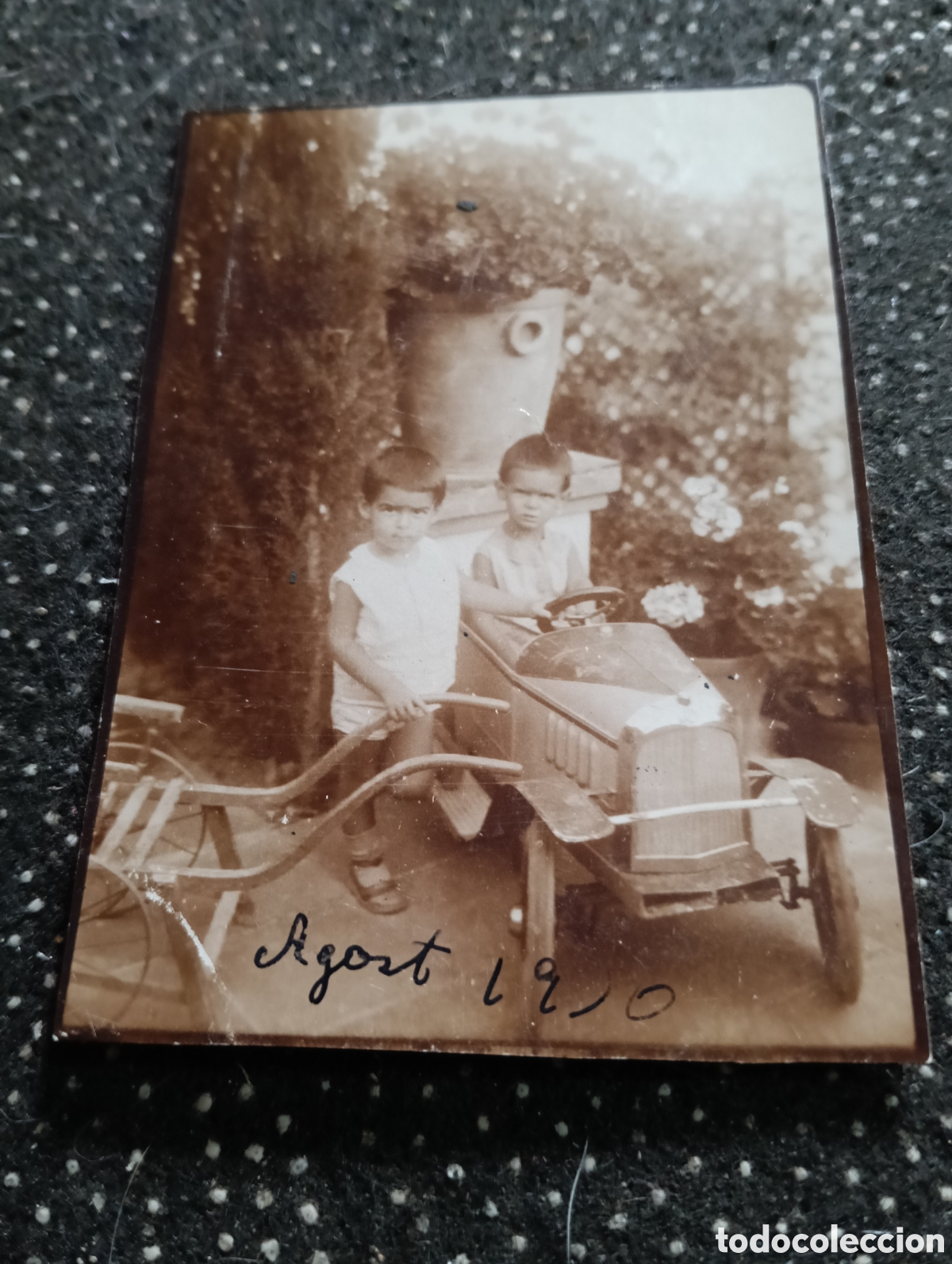 Fotograf&iacute;a antigua: 1910 fotograf&iacute;a de dos hermanos jugando con un coche en el jard&iacute;n. Mide 8 x 6 cm.