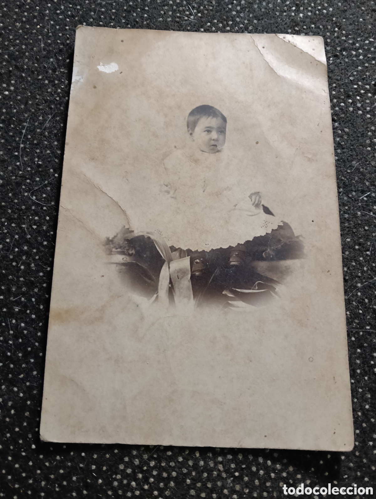 Fotograf&iacute;a antigua: 1920 aprox. Fotograf&iacute;a de una reci&eacute;n nacida posando para la ocasi&oacute;n.