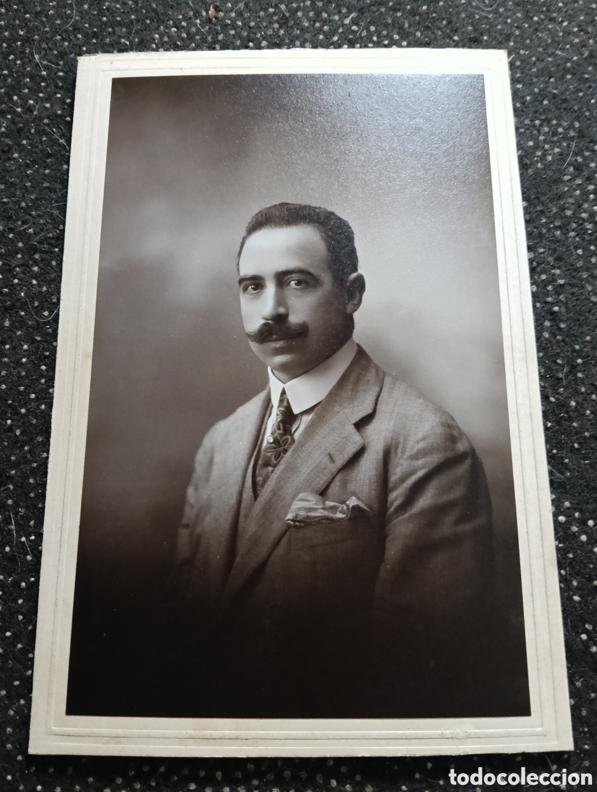Fotograf&iacute;a antigua: 1941 fotograf&iacute;a de un se&ntilde;or con bigote y un pa&ntilde;uelo en el bolsillo para la ocasi&oacute;n.