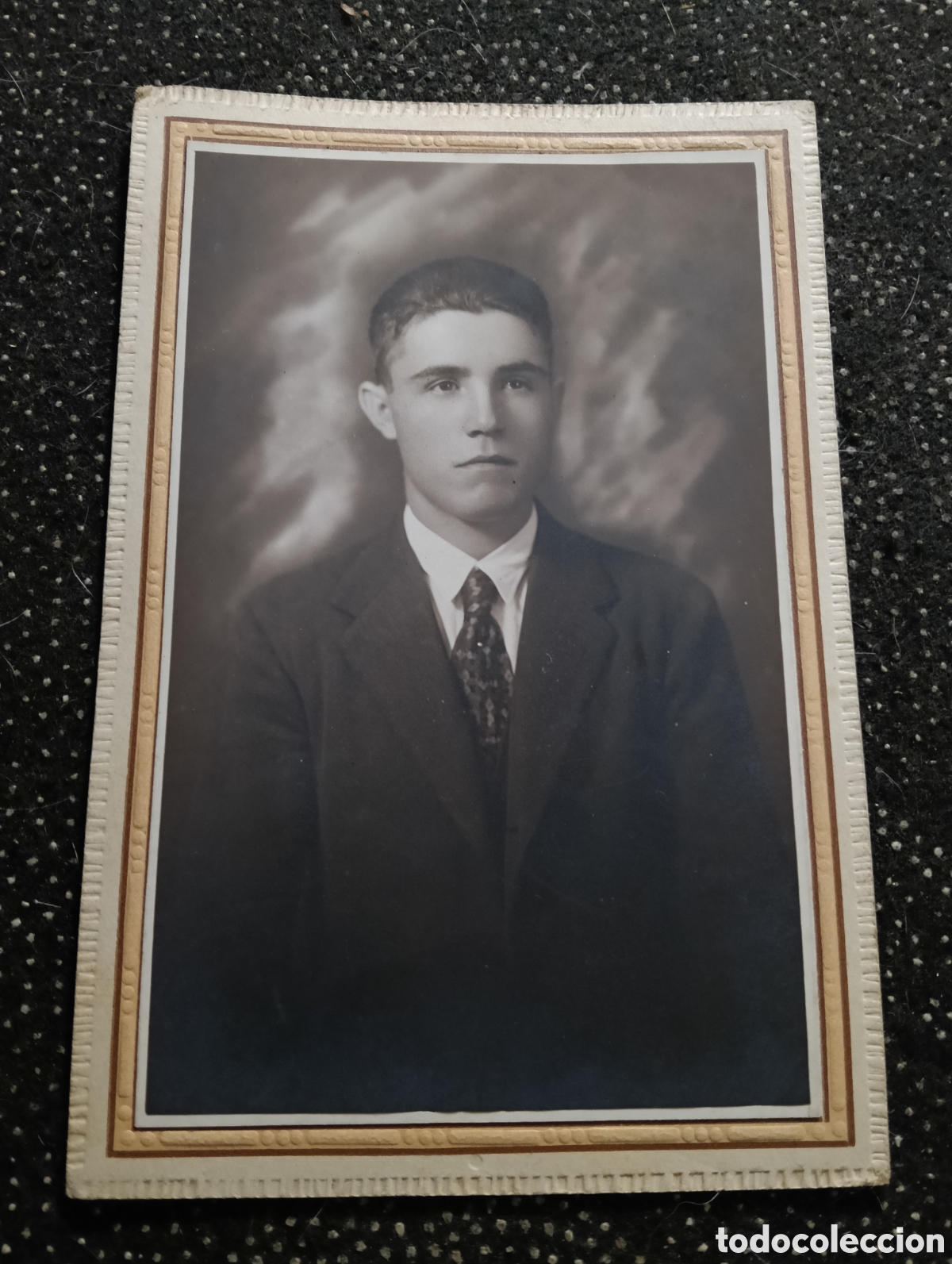Fotograf&iacute;a antigua: 1920 aprox. Fotograf&iacute;a de un joven con corbata posando para la ocasi&oacute;n.
