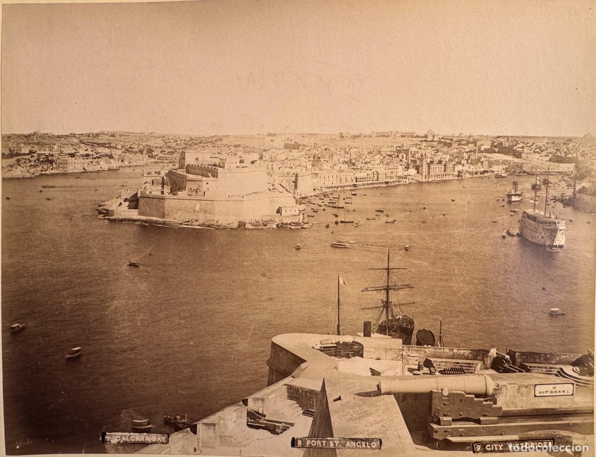 Fotograf&iacute;a antigua: DOS FOTOGRAF&Iacute;AS ALB&Uacute;MINAS DE MALTA - AGIUS - CALLE REAL - PUERTO DE MALTA EN BIRGU - CIRCA 1875