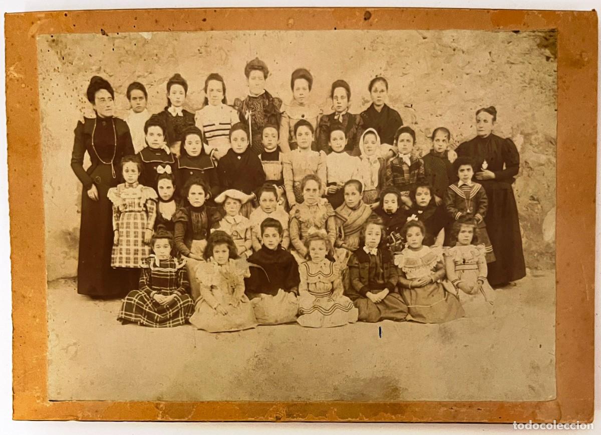 Fotograf&iacute;a antigua: FOTOGRAFIA ALBUMINA DE ESCUELA NI&Ntilde;AS POSANDO CON SUS PROFESORAS, MIDE 19 X 13,3 CMS. FINALES DEL S.
