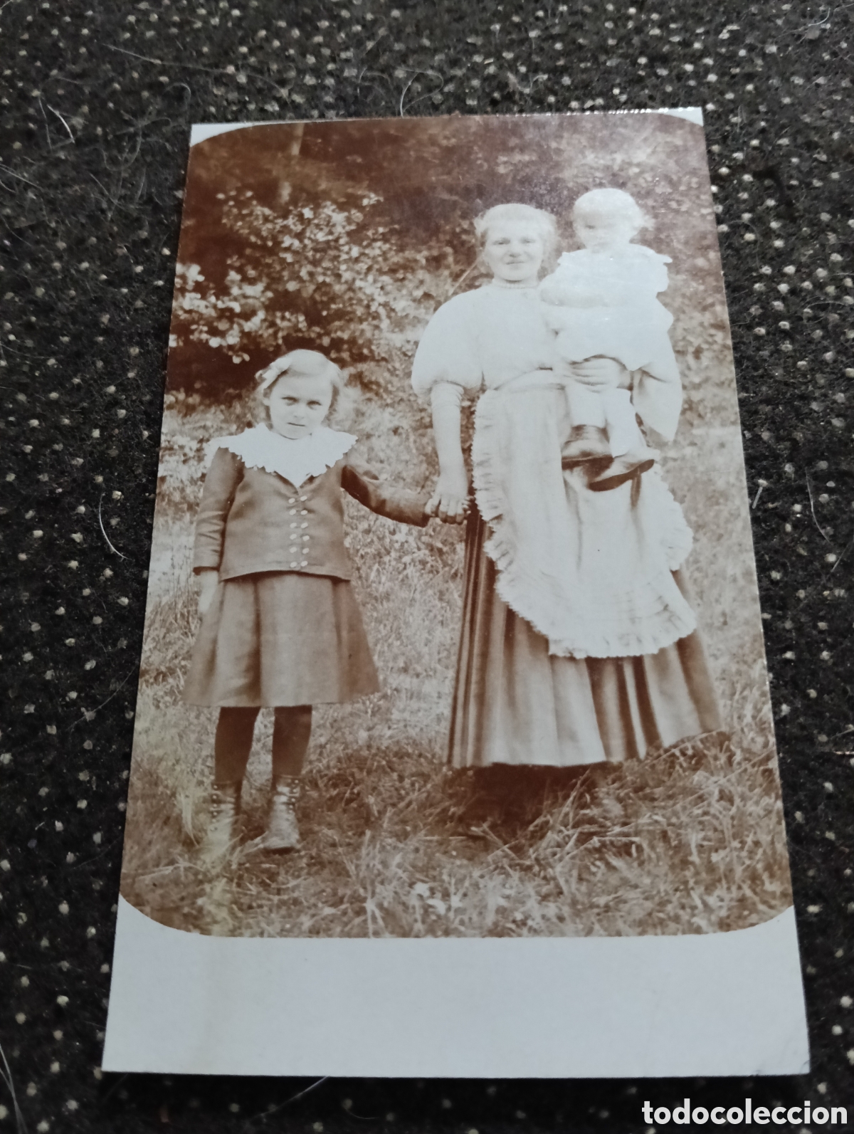 Fotograf&iacute;a antigua: 1880-1900 Fotograf&iacute;a recortada de una madre con los dos hijos 10,5 x 6,5 cm