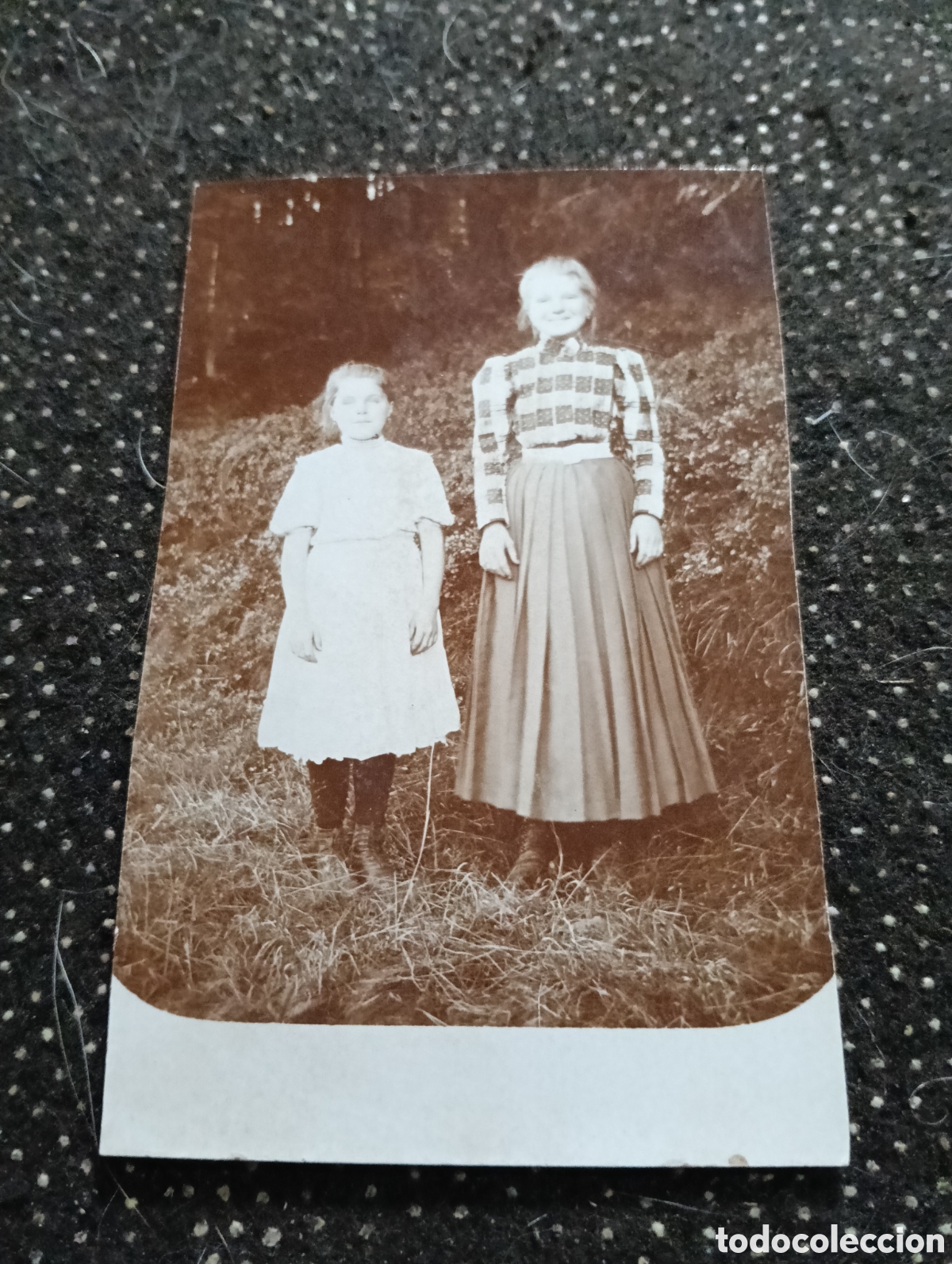 Fotograf&iacute;a antigua: 1880-1900 Fotograf&iacute;a recortada de una madre con la hija 10,5 x 6,5 cm