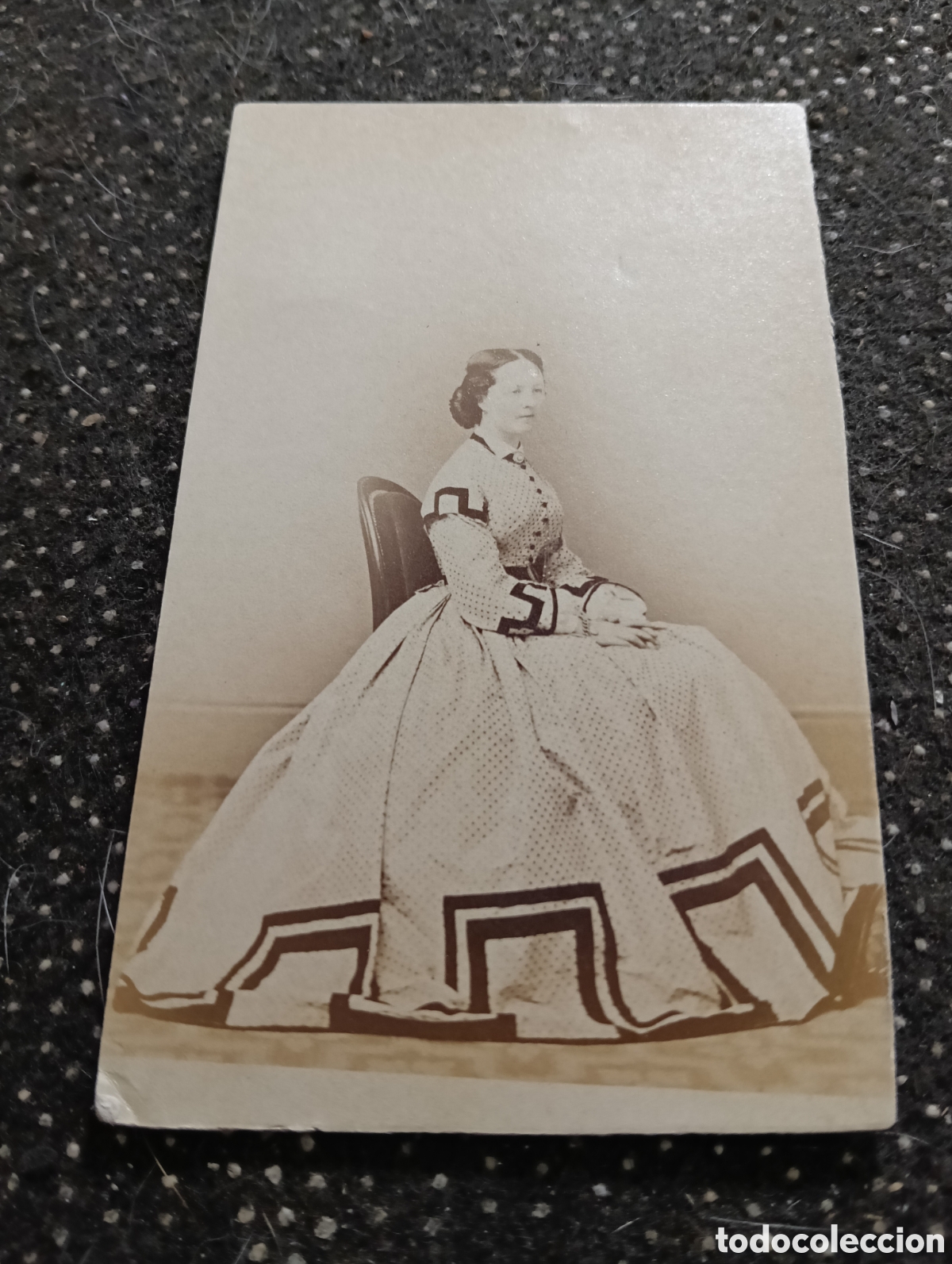 Fotograf&iacute;a antigua: 1880-1900 &Eacute;poca Victoriana Fotograf&iacute;a de una se&ntilde;ora con un vestido largo y ancho sentada en una sill