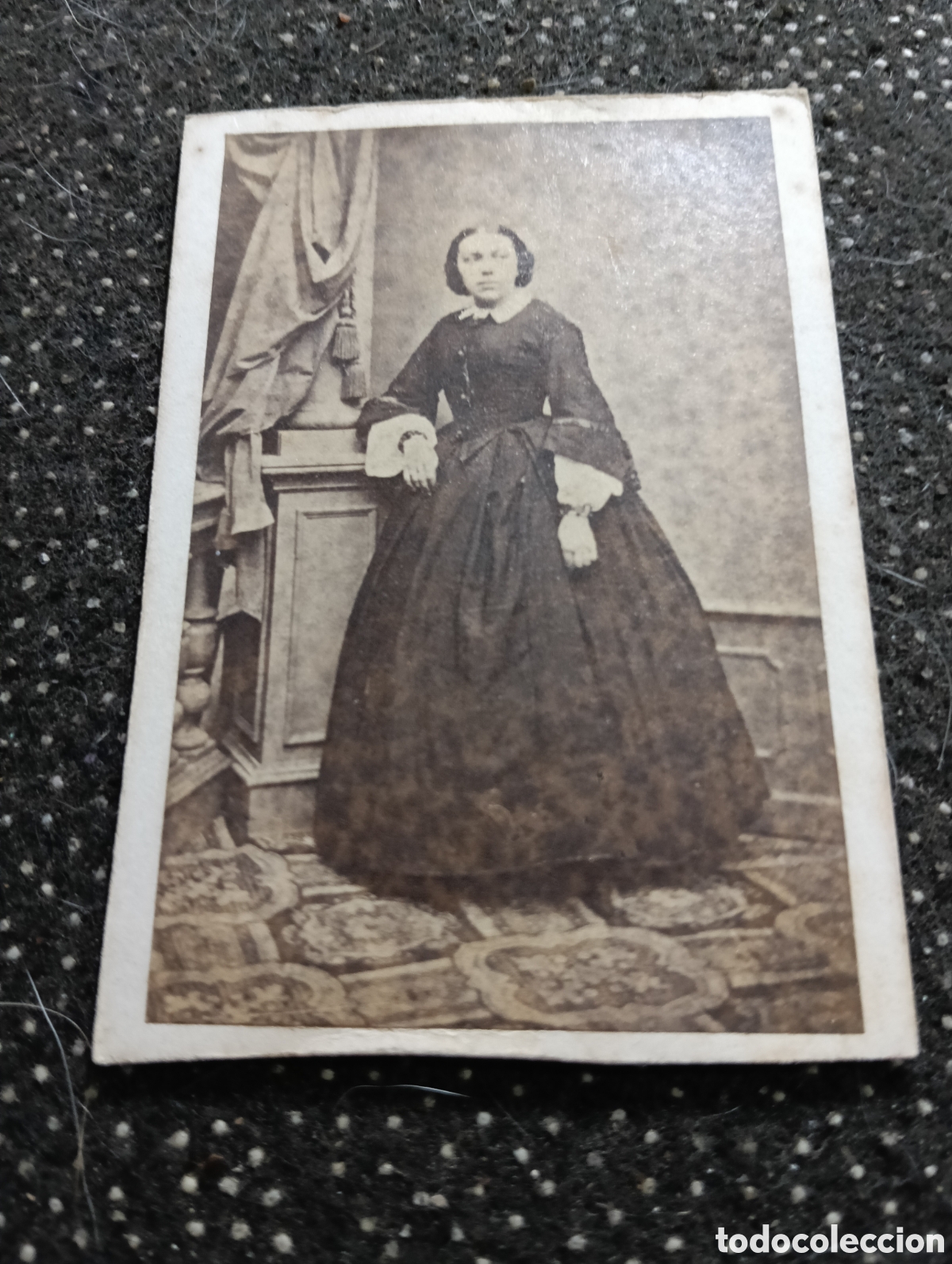 Fotograf&iacute;a antigua: 1880-1900 &Eacute;poca Victoriana Fotograf&iacute;a de una se&ntilde;ora con un vestido negro y largo 8 x 6 cm aprox.