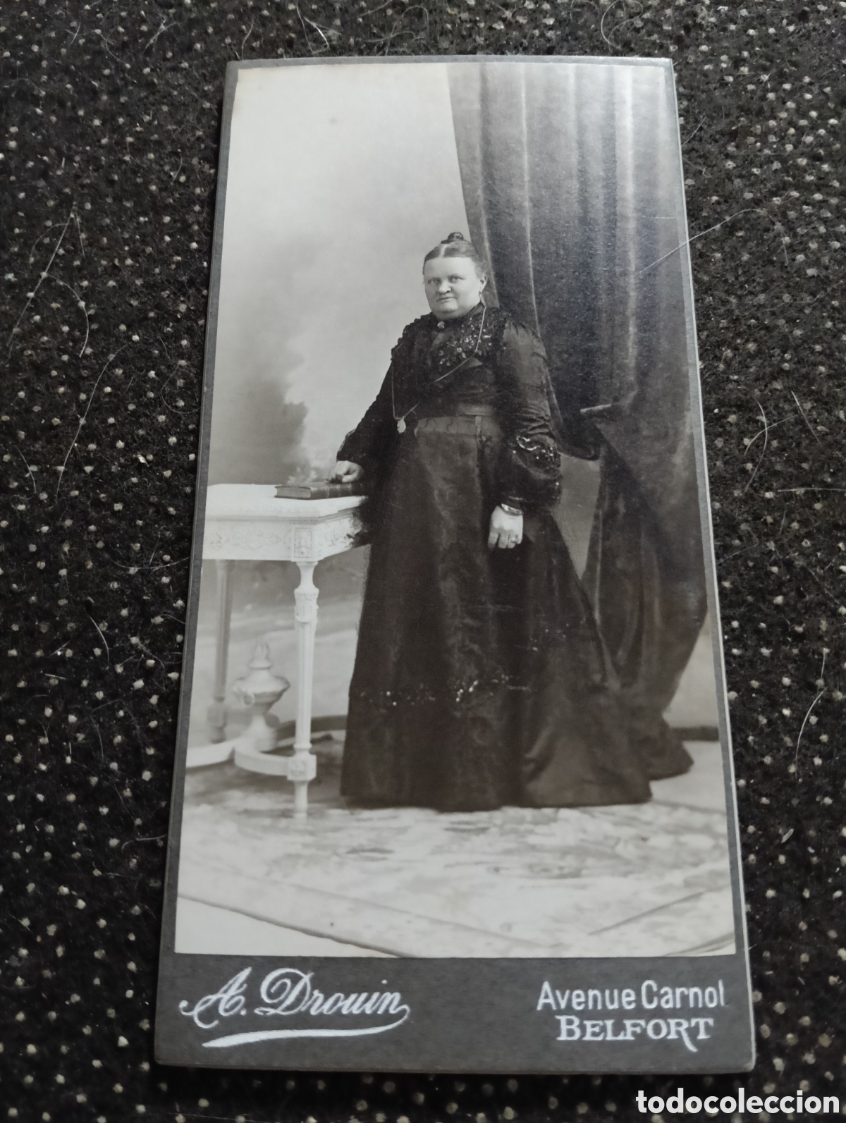Fotograf&iacute;a antigua: 1880-1900 &Eacute;poca Victoriana Fotograf&iacute;a de una se&ntilde;ora con un vestido de color negro 13 x 6,5 cm aprox.