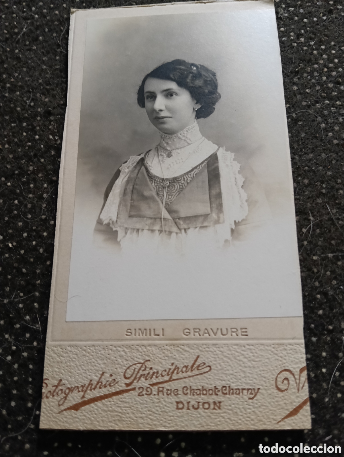 Fotograf&iacute;a antigua: 1880-1900 &Eacute;poca Victoriana Fotograf&iacute;a de una se&ntilde;ora con un vestido de color blanco y negro 12 x 6 cm