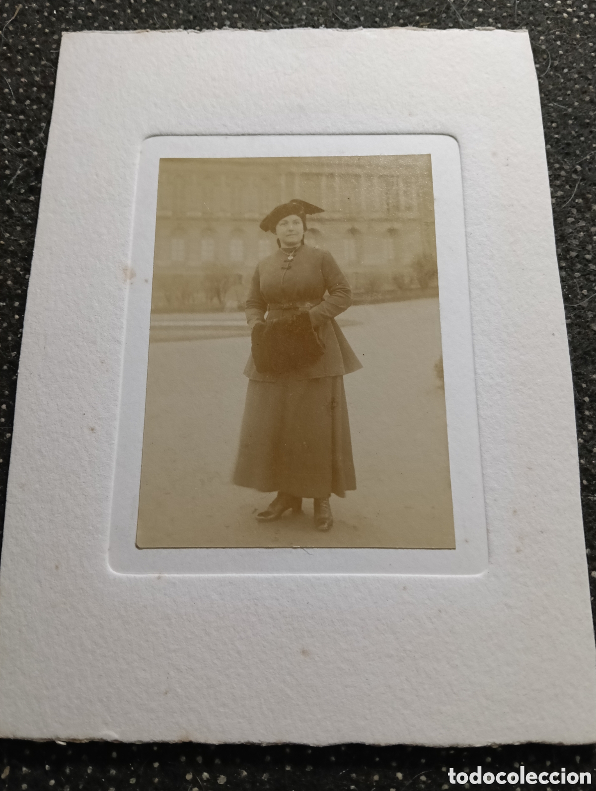 Fotograf&iacute;a antigua: 1880-1900 &Eacute;poca Victoriana Fotograf&iacute;a de una se&ntilde;ora vestida para la ocasi&oacute;n 16 x 11 cm aprox.