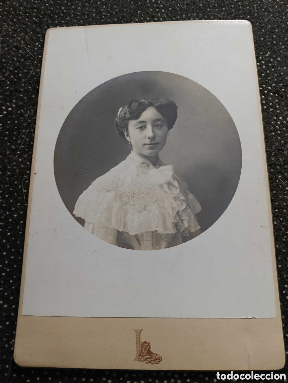 Fotograf&iacute;a antigua: 1880-1900 &Eacute;poca Victoriana Fotograf&iacute;a de una se&ntilde;ora vestida para la ocasi&oacute;n 17 x 11 cm aprox.