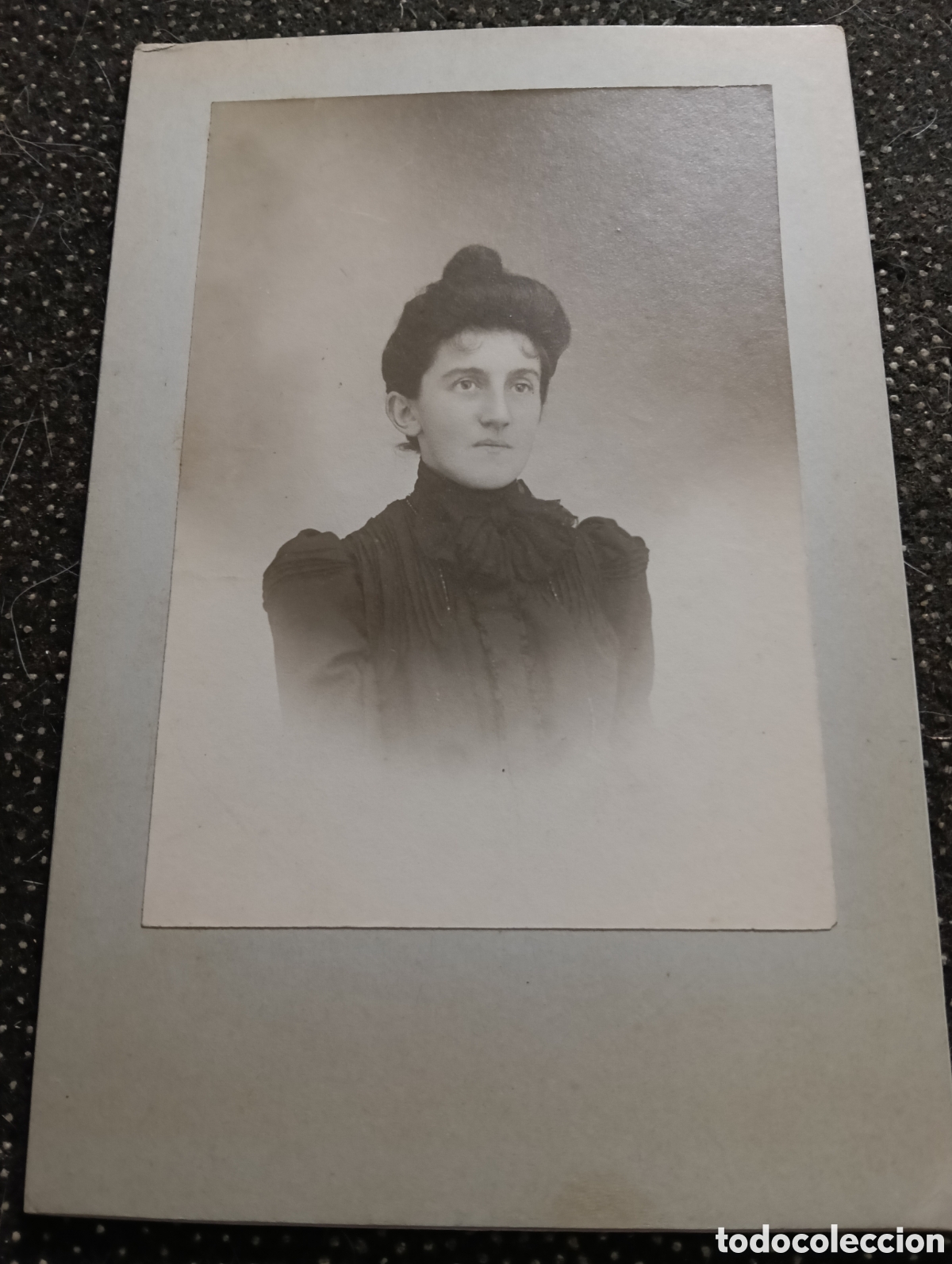 Fotograf&iacute;a antigua: 1880-1900 &Eacute;poca Victoriana Fotograf&iacute;a de una se&ntilde;ora vestida para la ocasi&oacute;n 17 x 11 cm aprox.