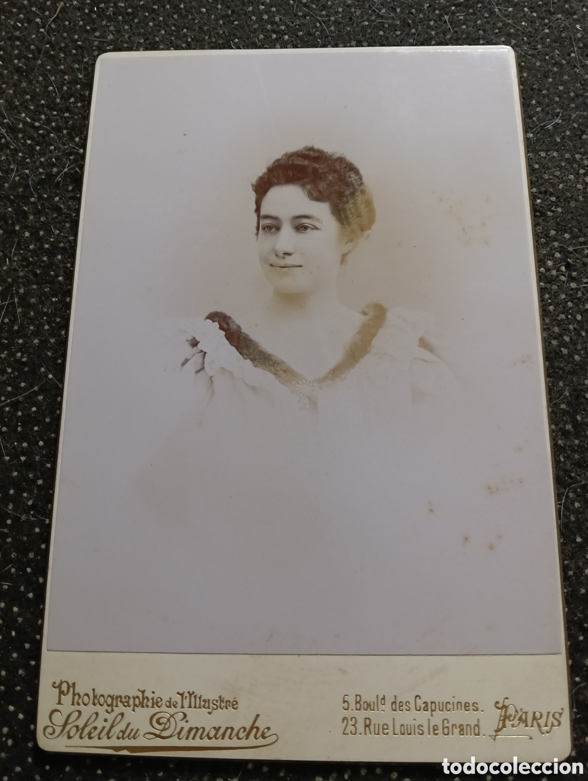 Fotograf&iacute;a antigua: 1880-1900 &Eacute;poca Victoriana Fotograf&iacute;a de una se&ntilde;ora vestida para la ocasi&oacute;n 17 x 11 cm aprox.