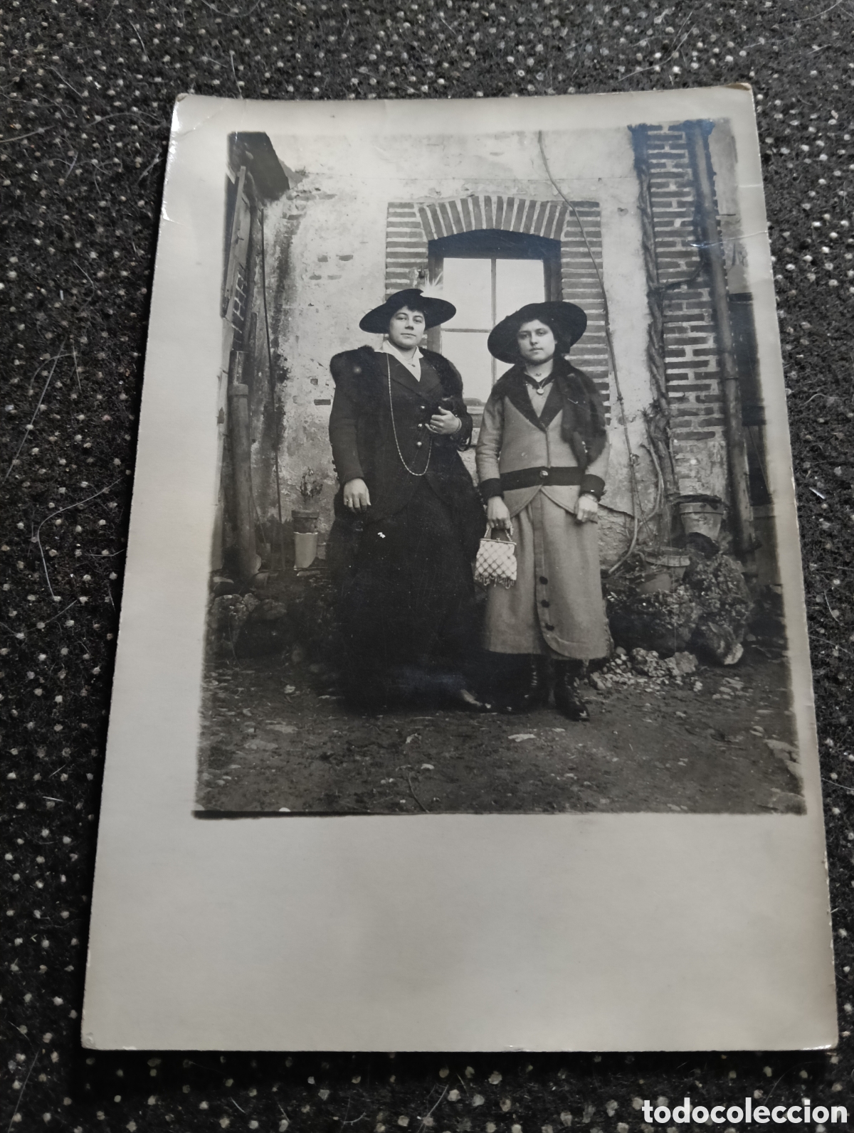 Fotograf&iacute;a antigua: 1880-1900 &Eacute;poca Victoriana Fotograf&iacute;a de dos se&ntilde;oras vestidas para la ocasi&oacute;n 17 x 11 cm aprox.
