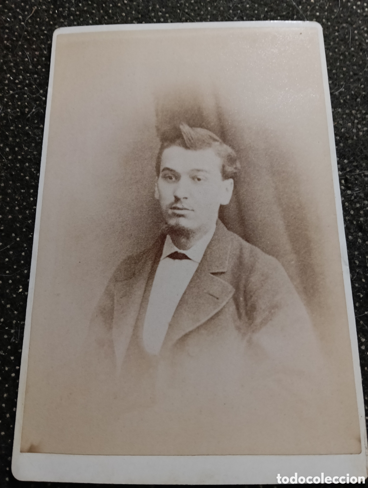 Fotograf&iacute;a antigua: 1880-1900 &Eacute;poca Victoriana Fotograf&iacute;a de un se&ntilde;or vestido para la ocasi&oacute;n 17 x 11 cm aprox.