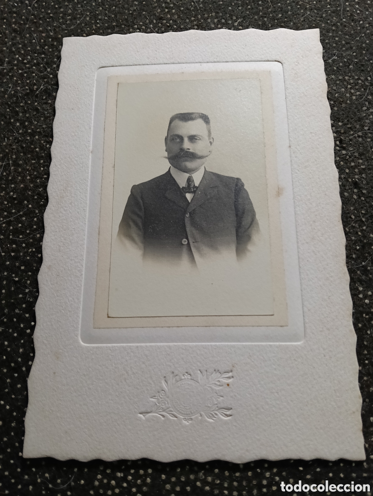 Fotograf&iacute;a antigua: 1880-1900 &Eacute;poca Victoriana Fotograf&iacute;a de un se&ntilde;or vestido para la ocasi&oacute;n 17 x 11 cm aprox.