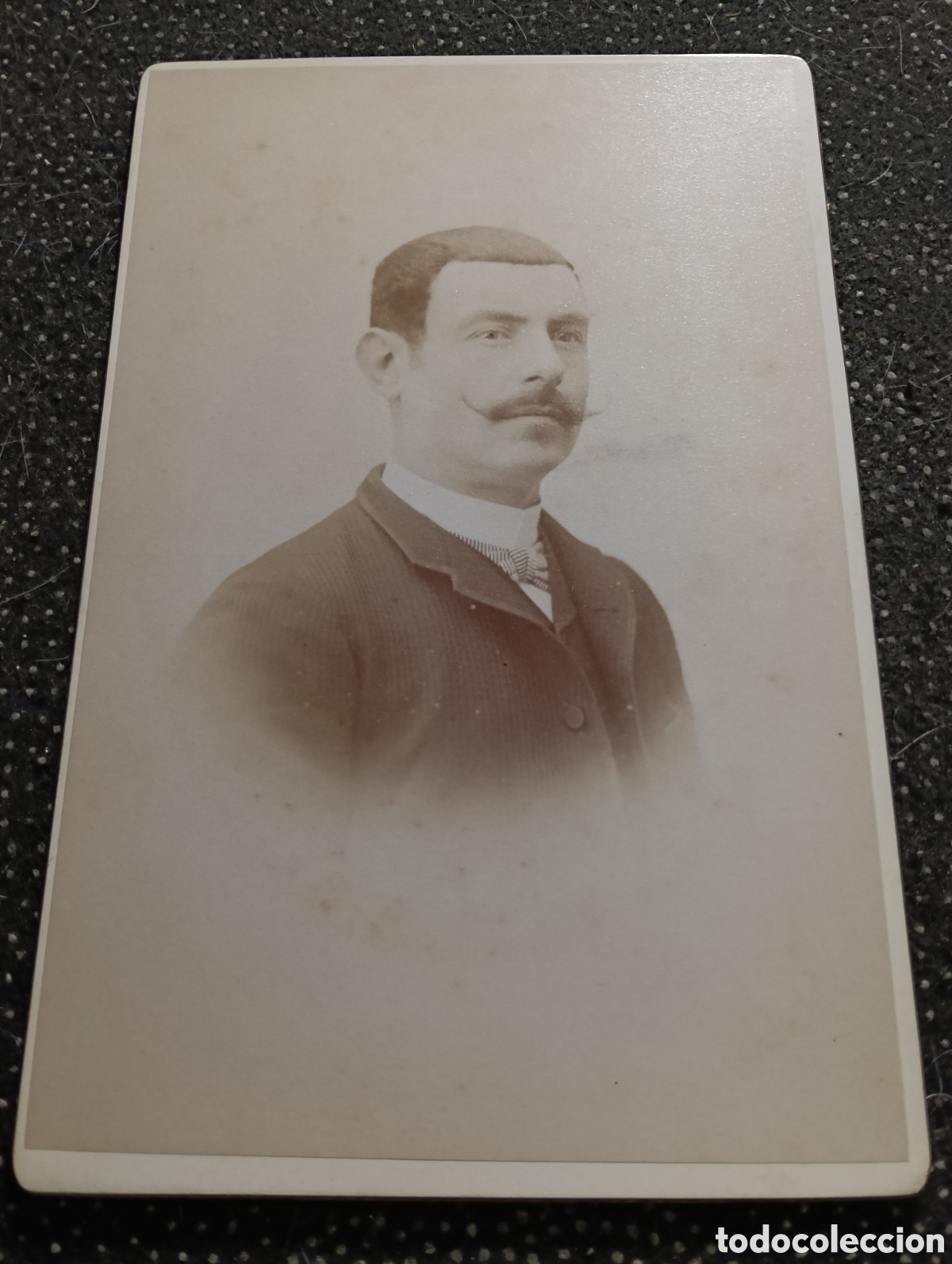 Fotograf&iacute;a antigua: 1880-1900 &Eacute;poca Victoriana Fotograf&iacute;a de un se&ntilde;or vestido para la ocasi&oacute;n 17 x 11 cm aprox.