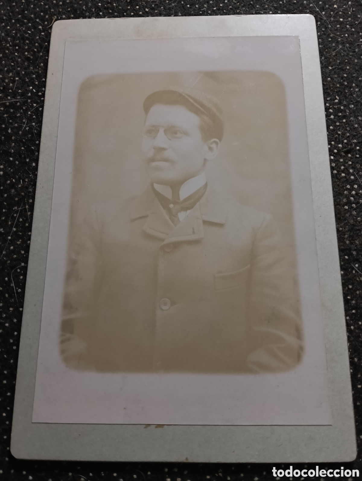 Fotograf&iacute;a antigua: 1880-1900 &Eacute;poca Victoriana Fotograf&iacute;a de un se&ntilde;or vestido para la ocasi&oacute;n 17 x 11 cm aprox.
