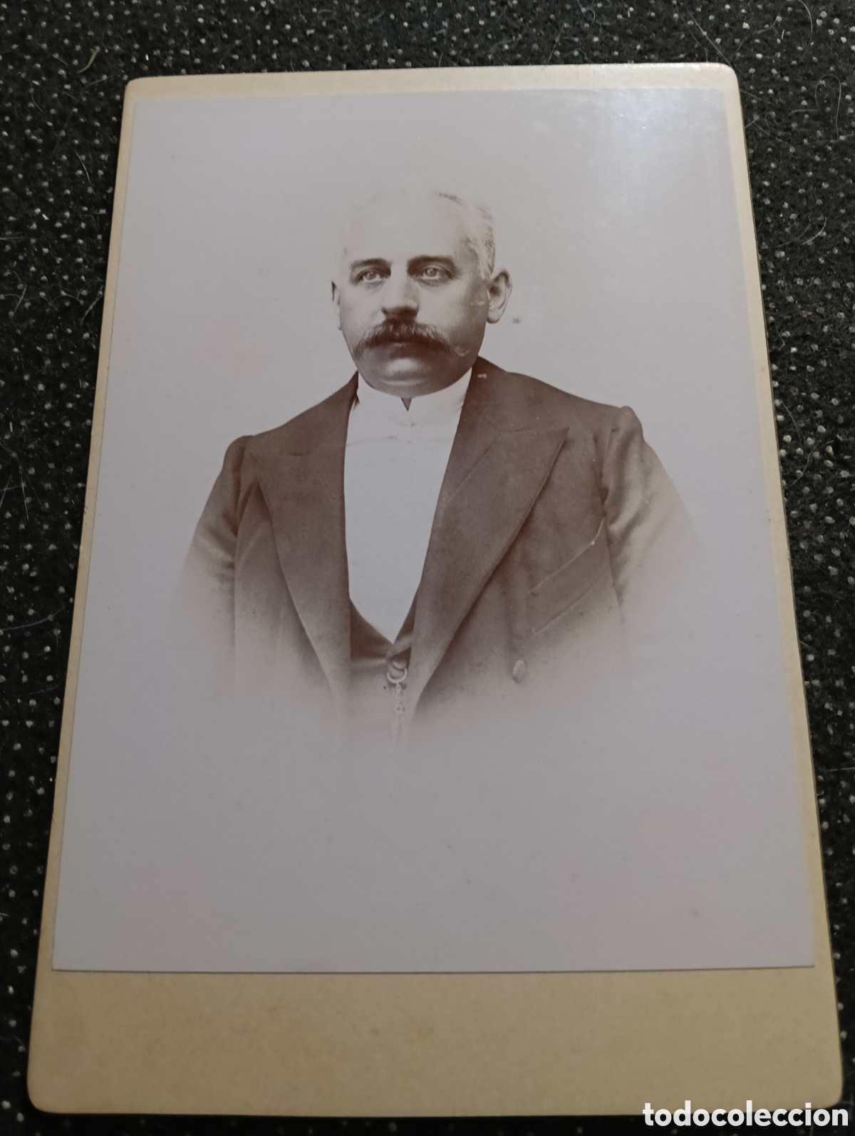 Fotograf&iacute;a antigua: 1880-1900 &Eacute;poca Victoriana Fotograf&iacute;a de un se&ntilde;or vestido para la ocasi&oacute;n 17 x 11 cm aprox.