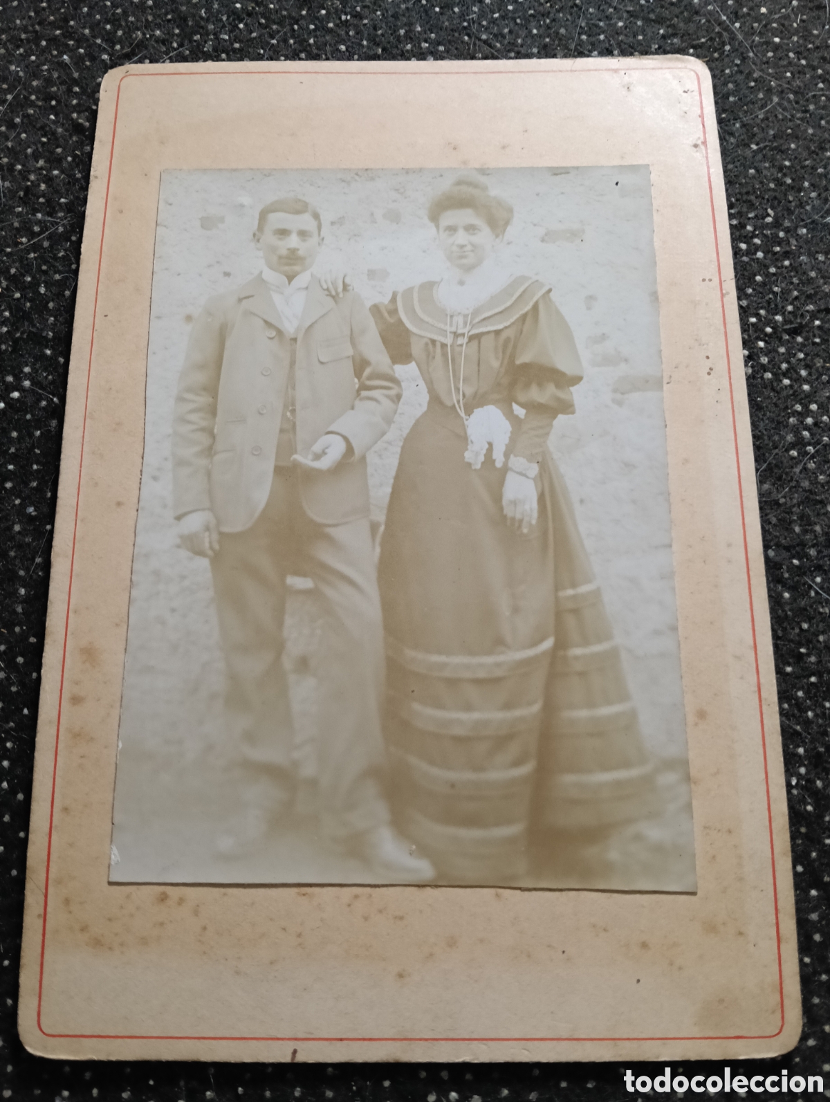 Fotograf&iacute;a antigua: 1880-1900 &Eacute;poca Victoriana Fotograf&iacute;a de un se&ntilde;or y se&ntilde;ora vestidos para la ocasi&oacute;n 17 x 11 cm aprox