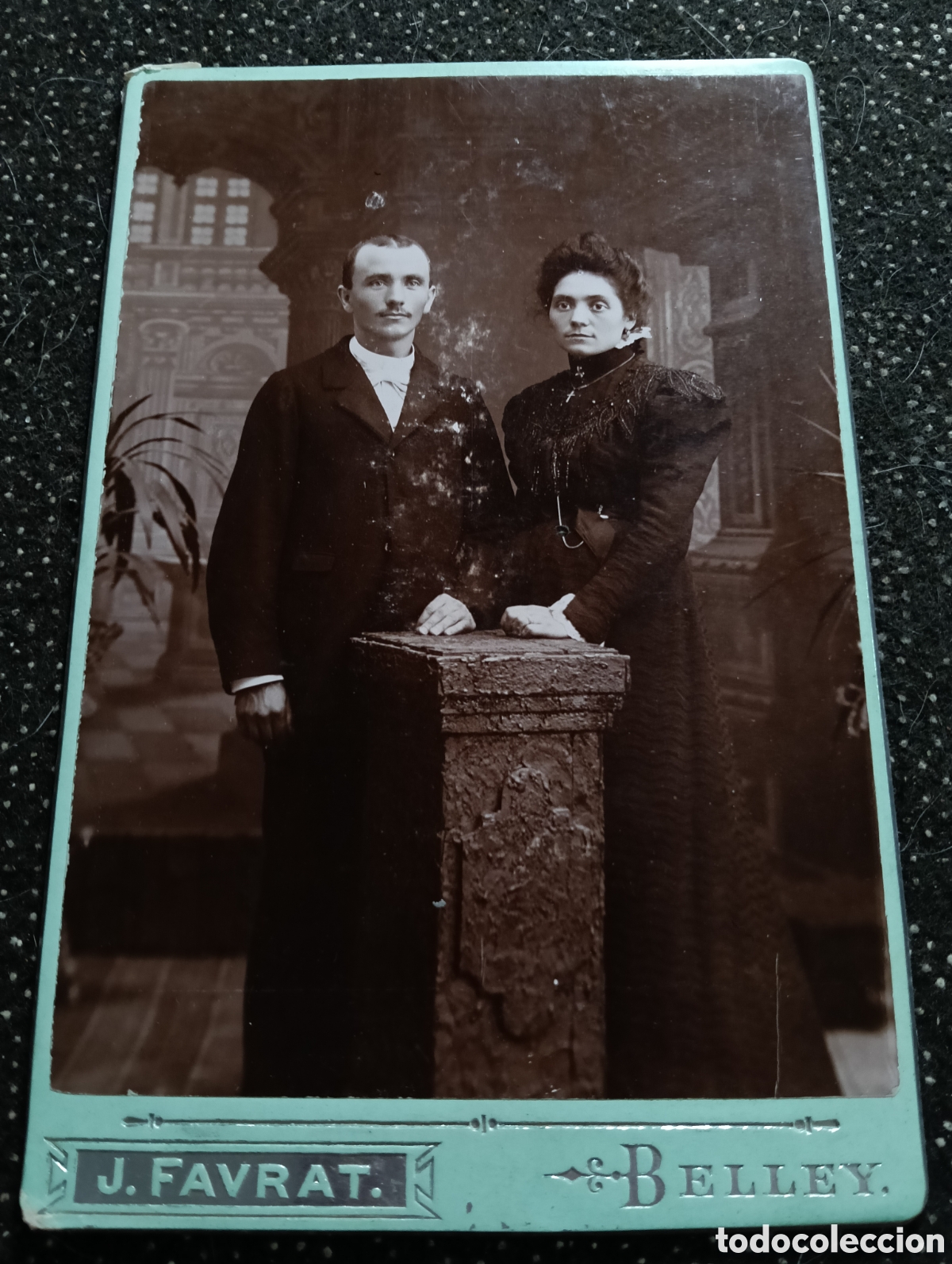 Fotograf&iacute;a antigua: 1880-1900 &Eacute;poca Victoriana Fotograf&iacute;a de un se&ntilde;or y se&ntilde;ora vestidos para la ocasi&oacute;n 17 x 11 cm aprox