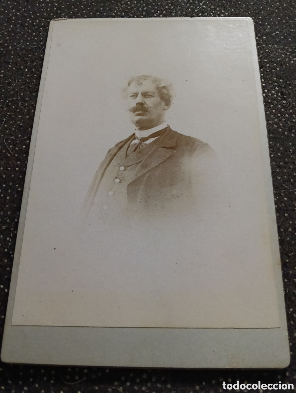Fotograf&iacute;a antigua: 1880-1900 &Eacute;poca Victoriana Fotograf&iacute;a de un se&ntilde;or vestido para la ocasi&oacute;n 17 x 11 cm aprox.
