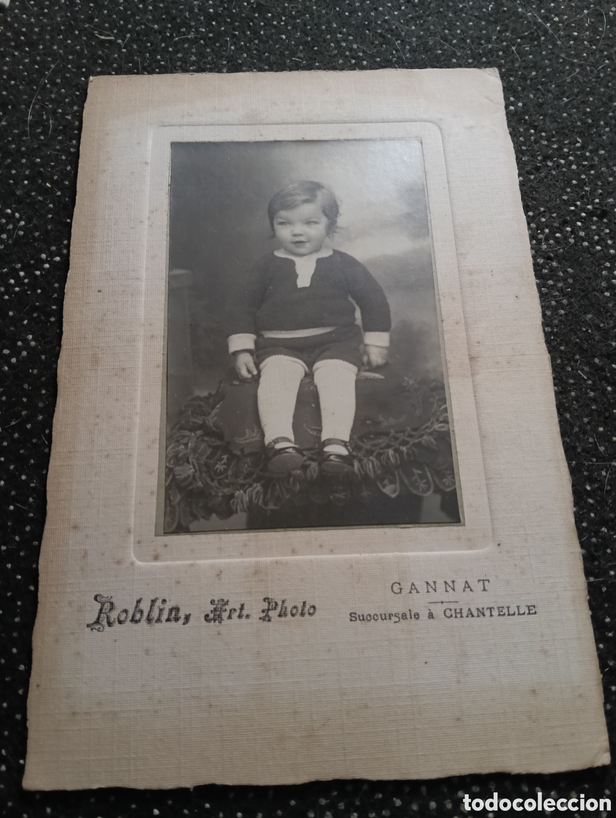 Fotograf&iacute;a antigua: 1870-1910 &Eacute;poca Victoriana Fotograf&iacute;a de un ni&ntilde;o de corta edad posando para la ocasi&oacute;n 17 x 11 cm ap