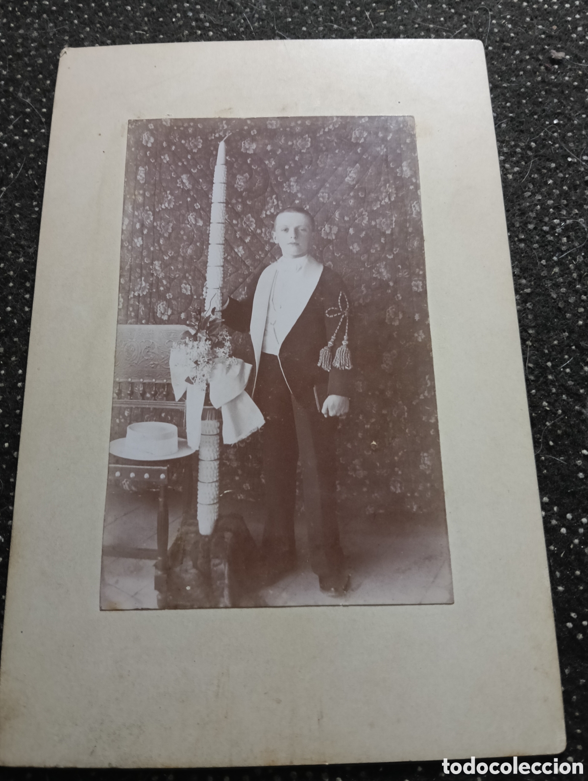 Fotograf&iacute;a antigua: 1870-1910 &Eacute;poca Victoriana Fotograf&iacute;a de un ni&ntilde;o en la primera comuni&oacute;n posando para la ocasi&oacute;n 17 x