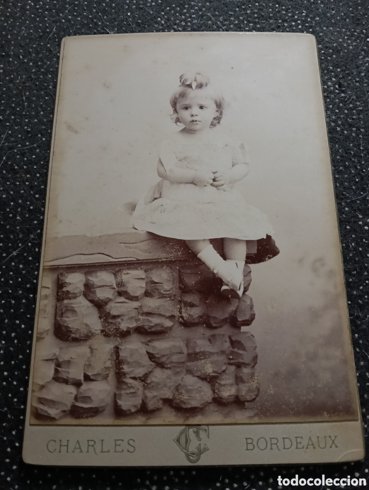 Fotograf&iacute;a antigua: 1870-1910 &Eacute;poca Victoriana Fotograf&iacute;a de un ni&ntilde;a sentada en un banco de piedra posando para la ocasi