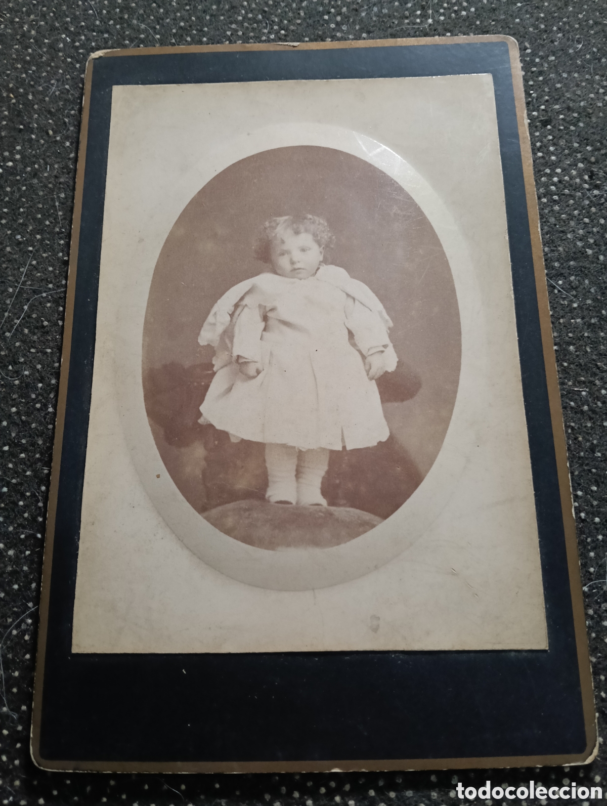 Fotograf&iacute;a antigua: 1870-1910 &Eacute;poca Victoriana Fotograf&iacute;a de un ni&ntilde;a posando para la ocasi&oacute;n 17 x 11 cm aprox.