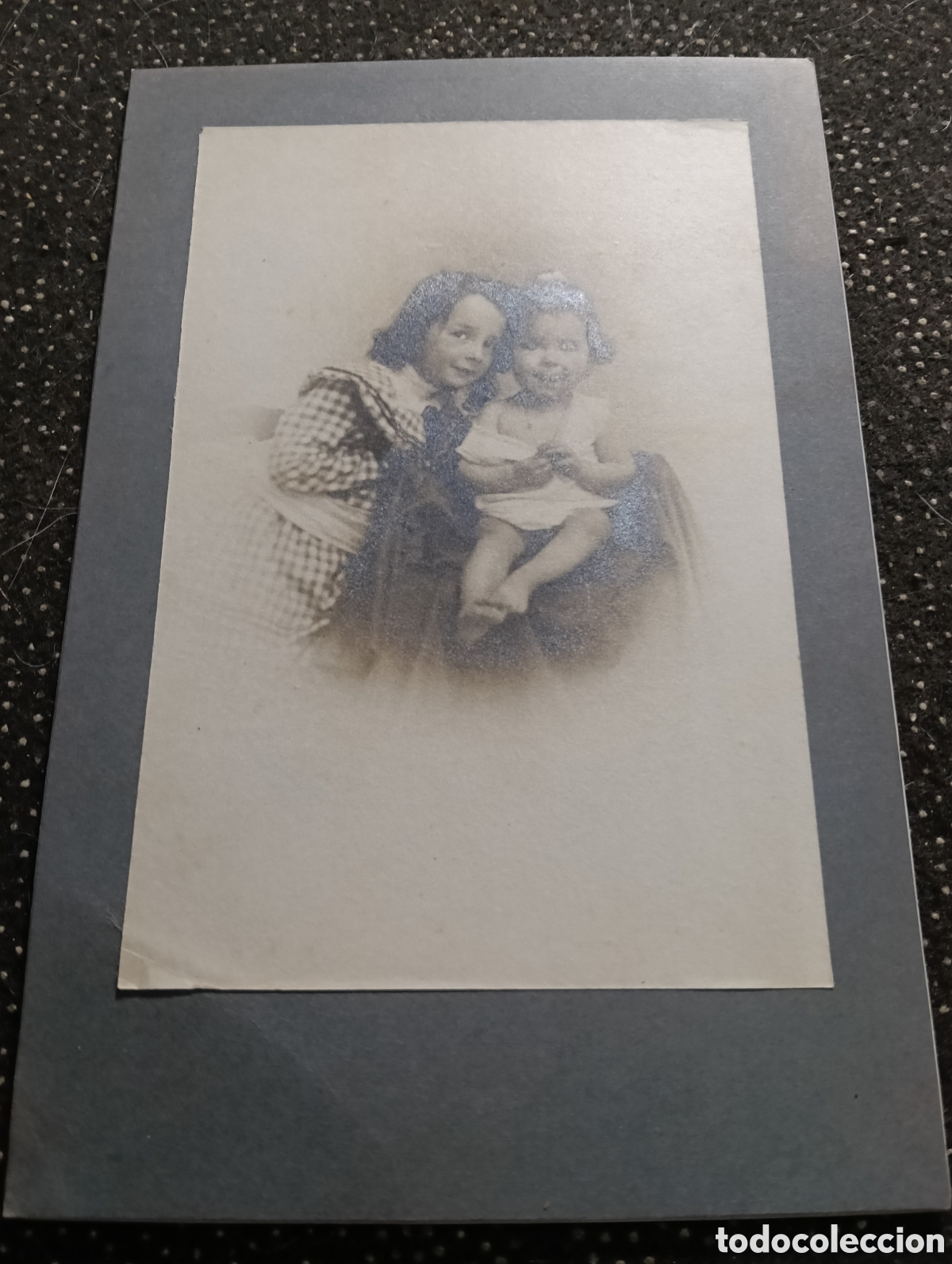 Fotograf&iacute;a antigua: 1870-1910 &Eacute;poca Victoriana Fotograf&iacute;a de Dos hermanas posando para la ocasi&oacute;n 17 x 11 cm aprox.