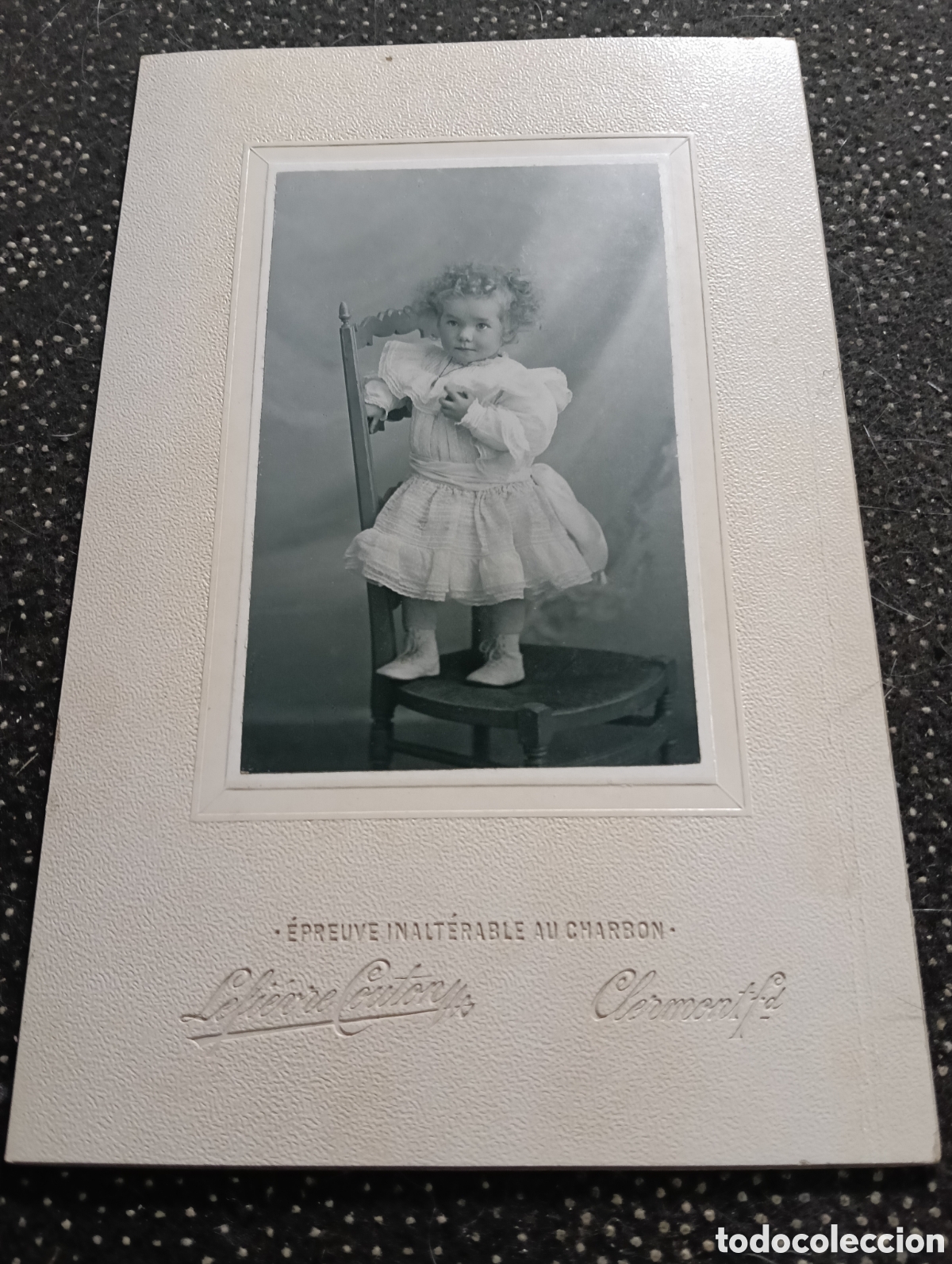 Fotograf&iacute;a antigua: 1870-1910 &Eacute;poca Victoriana Fotograf&iacute;a de una ni&ntilde;a encima de una silla posando para la ocasi&oacute;n 17 x 1