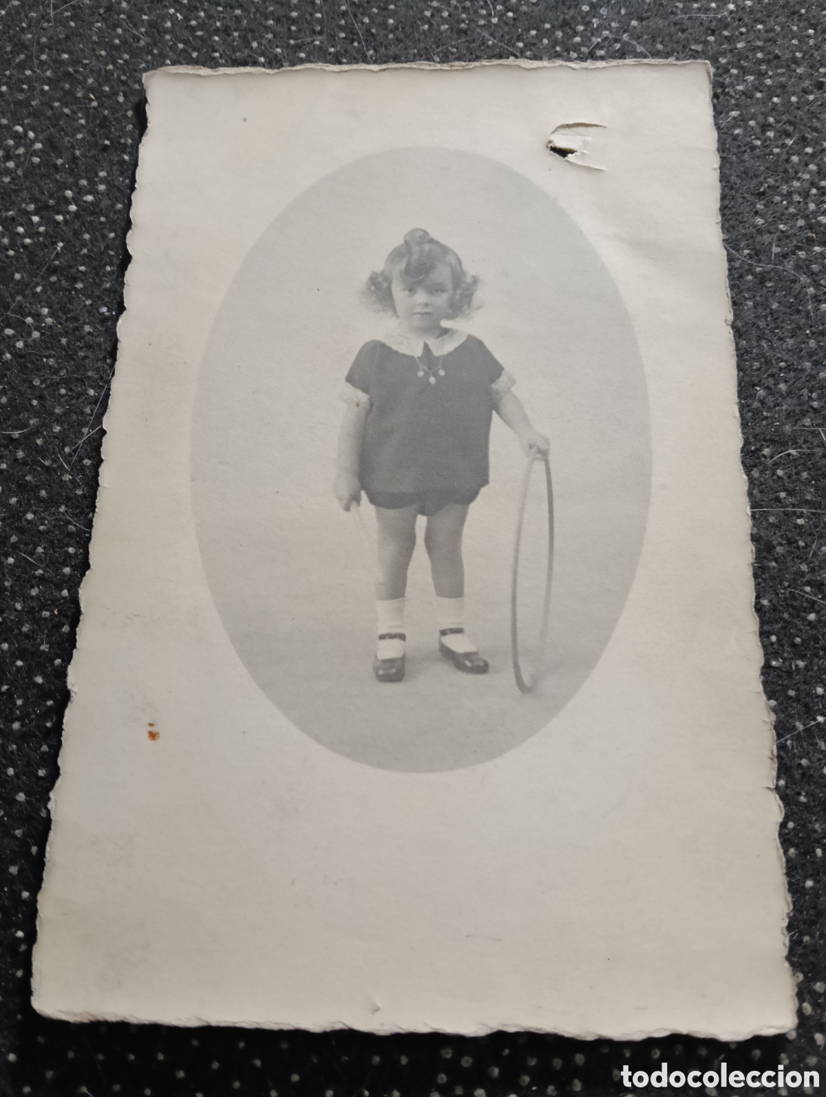 Fotograf&iacute;a antigua: 1870-1910 &Eacute;poca Victoriana Fotograf&iacute;a de una ni&ntilde;a con un aro posando para la ocasi&oacute;n 14 x 9 cm aprox