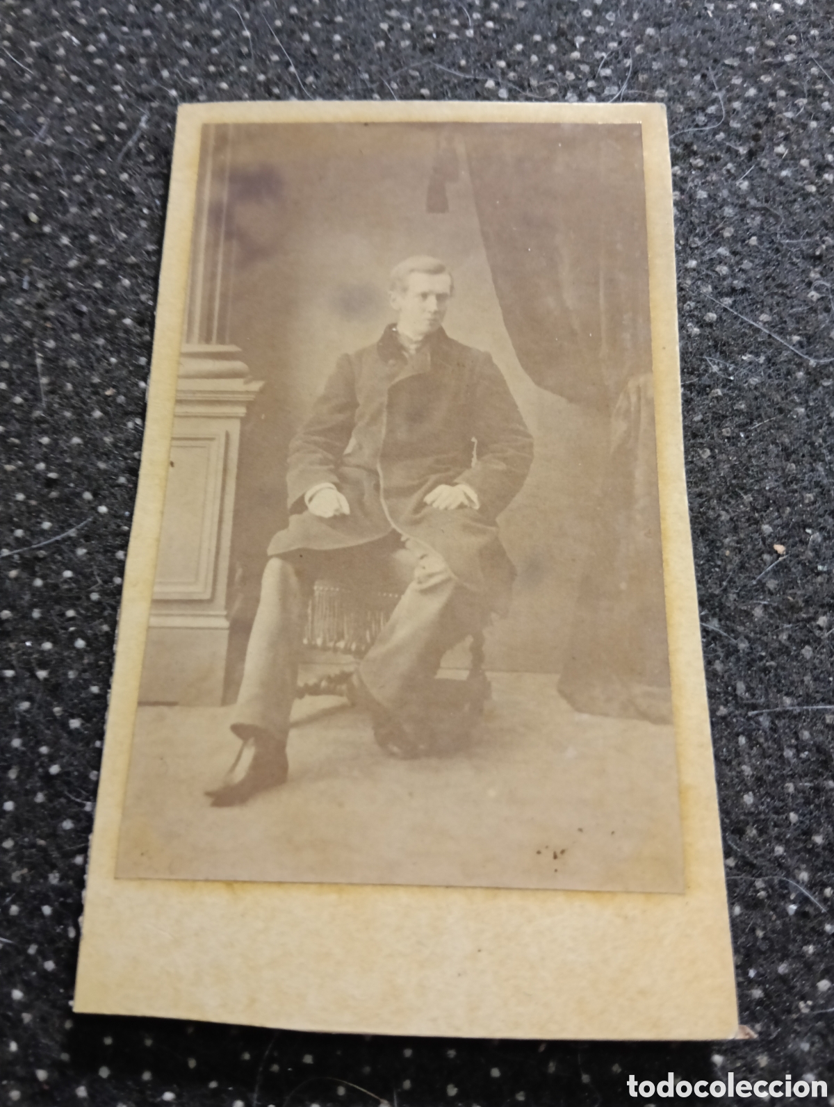 Fotograf&iacute;a antigua: 1880-1900 &Eacute;poca Victoriana Fotograf&iacute;a de un se&ntilde;or vestido para la ocasi&oacute;n 10,5 x 6,5 cm aprox.