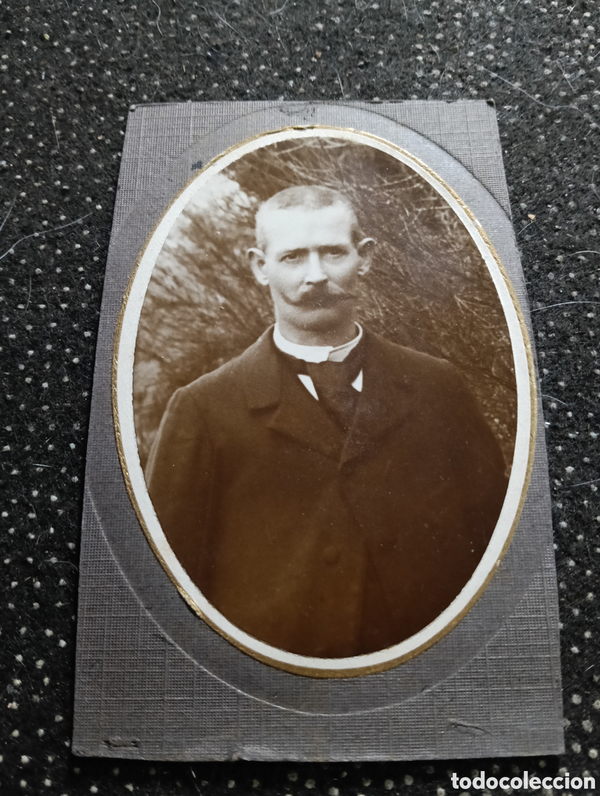 Fotograf&iacute;a antigua: 1880-1900 &Eacute;poca Victoriana Fotograf&iacute;a de un se&ntilde;or vestido para la ocasi&oacute;n 10,5 x 6,5 cm aprox.