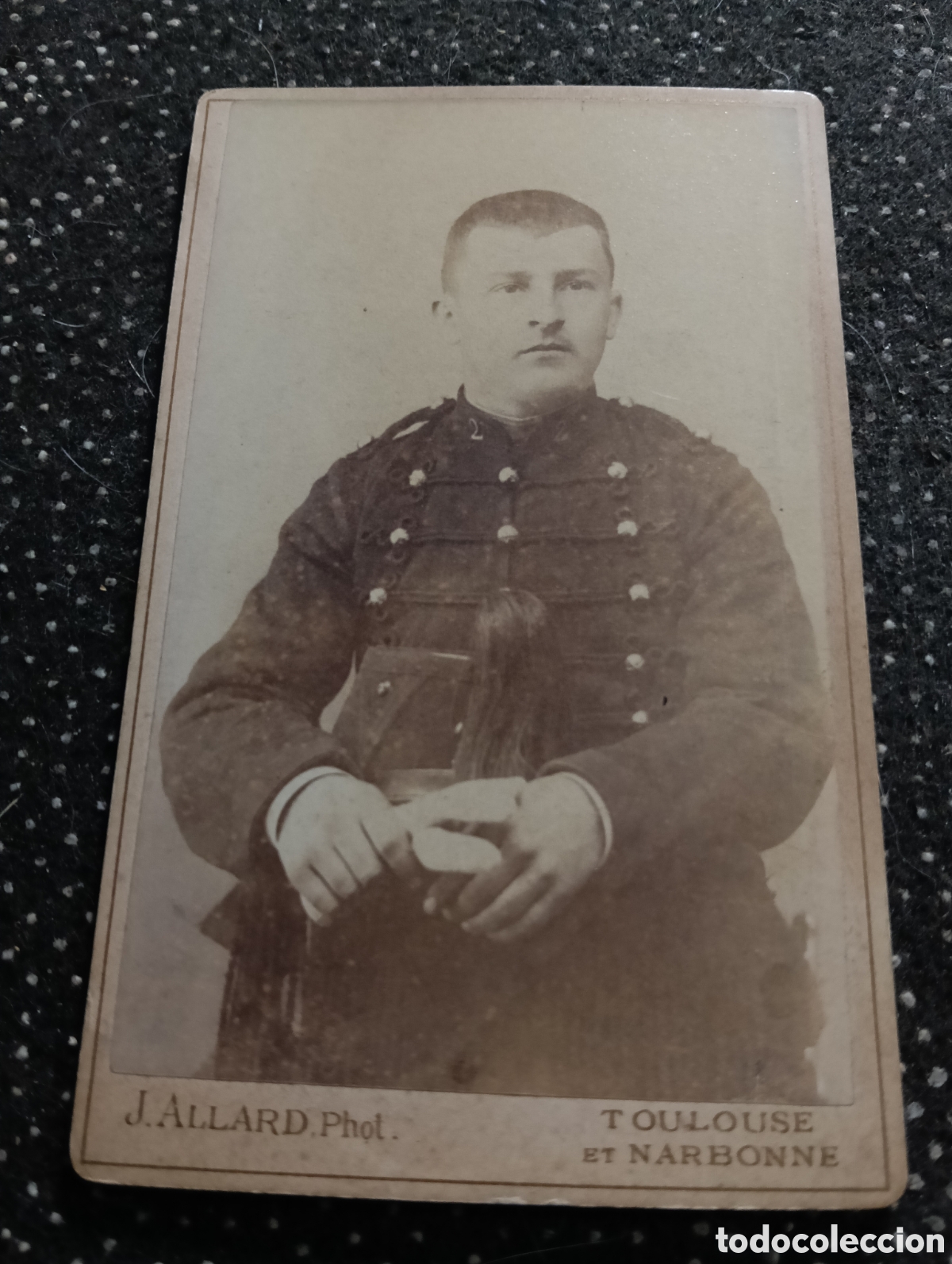 Fotograf&iacute;a antigua: 1880-1900 &Eacute;poca Victoriana Fotograf&iacute;a de un se&ntilde;or militar sentado y posando para la ocasi&oacute;n 10,5 x 6