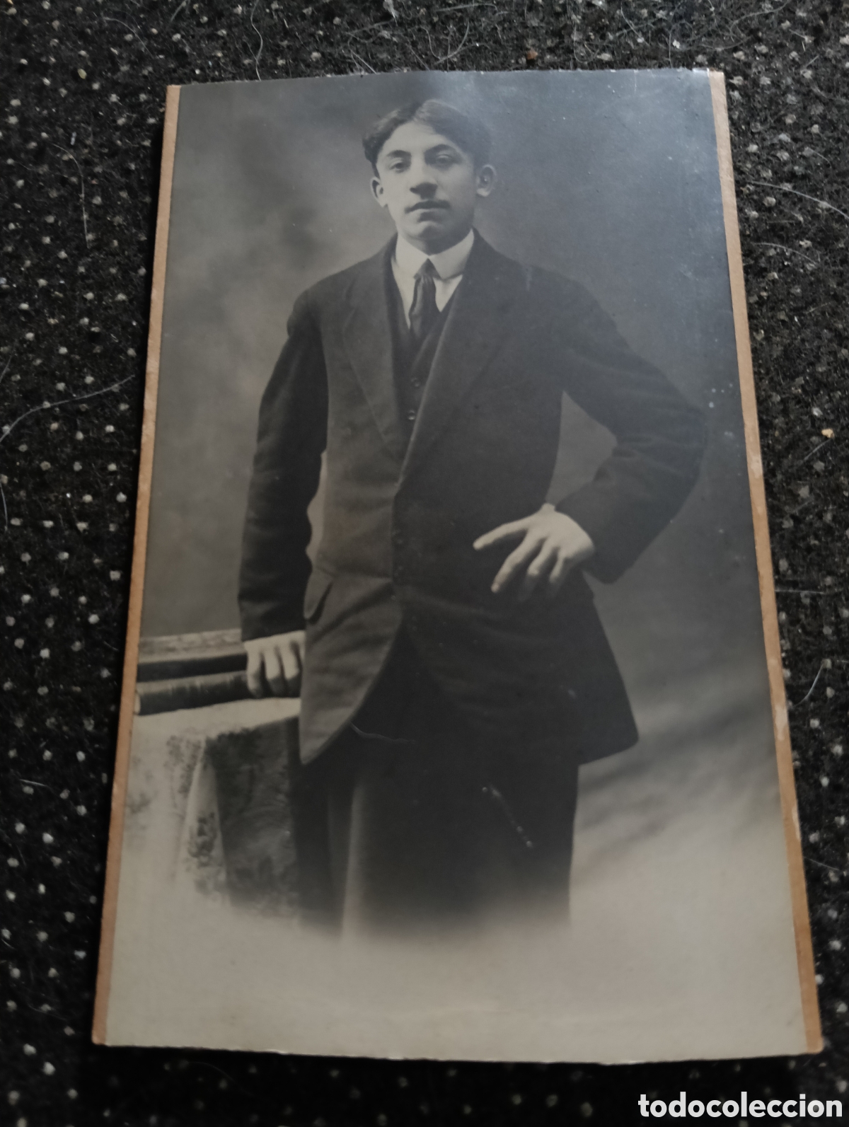 Fotograf&iacute;a antigua: 1880-1900 &Eacute;poca Victoriana Fotograf&iacute;a de un muchacho posando para la ocasi&oacute;n 10,5 x 6,5 cm aprox.